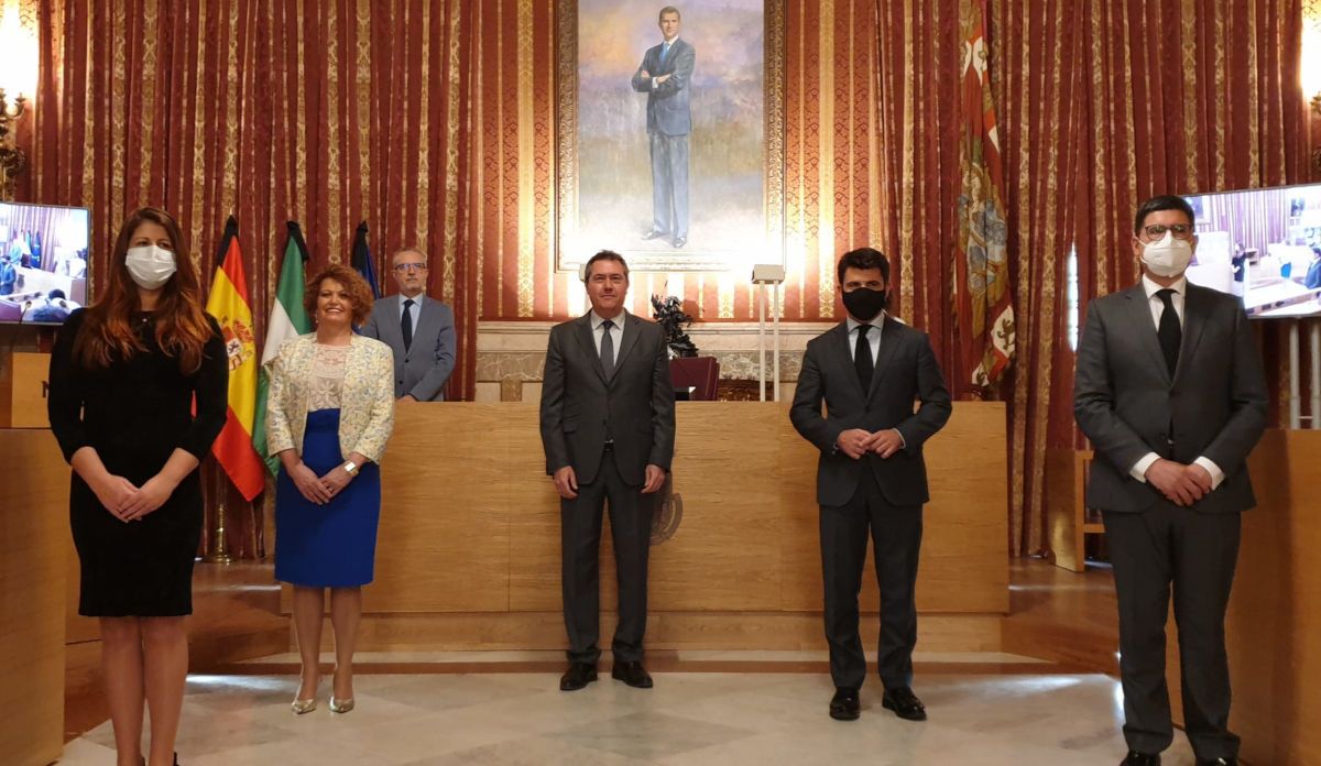 Imagen del acuerdo institucional de los cuatro grandes partidos.