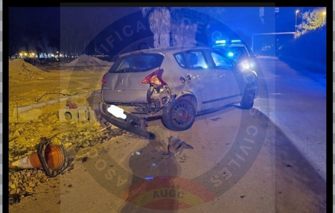 Estado de uno de los vehículos tras la persecución en la que ha sido embestido un vehículo de Guardia Civil, en una imagen de la AUGC.