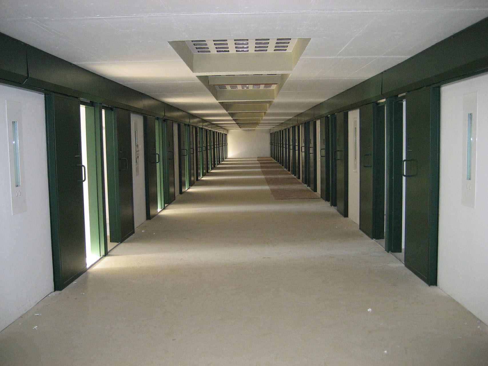 Una pasillo de la prisión de Estremera, en Madrid, en una imagen de Grupo Cobra.