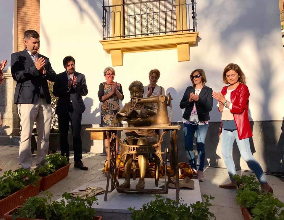 Un monumento a las aparadoras en Valverde del Camino.