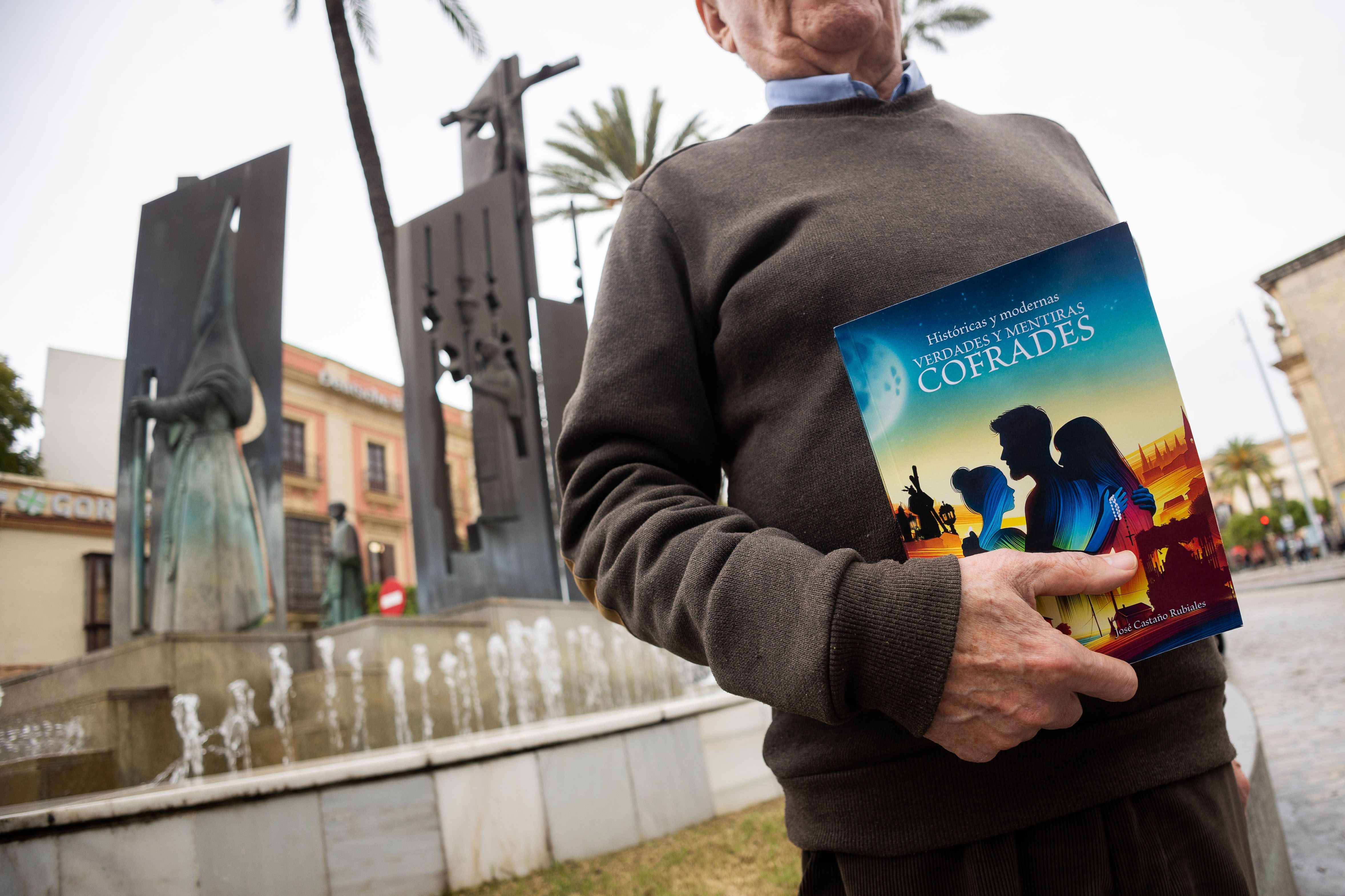 Ante el monumento a las cofradías, que promovió el Ayuntamiento.