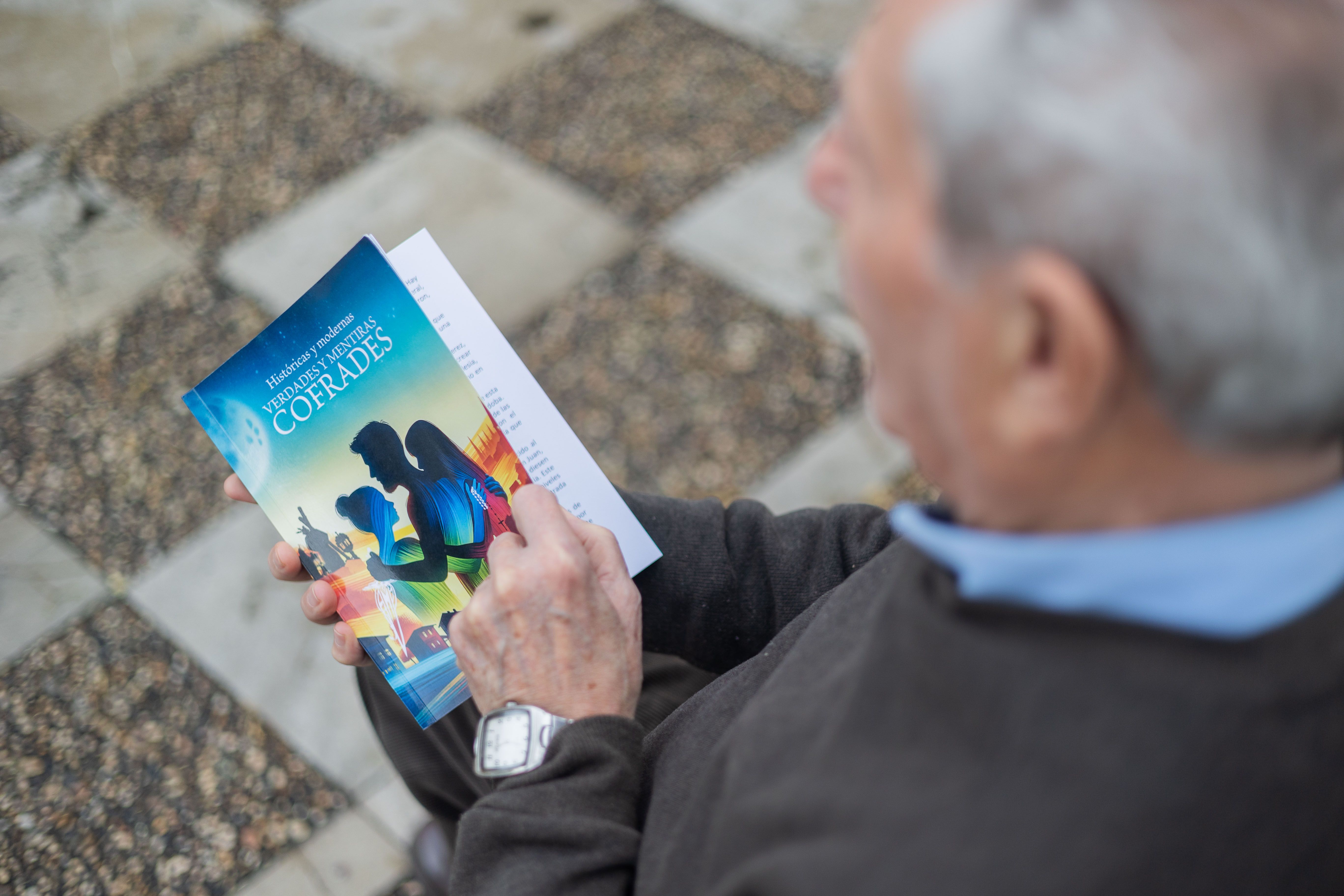 Ojeando su más reciente publicación, 'Verdades y mentiras cofrades'.