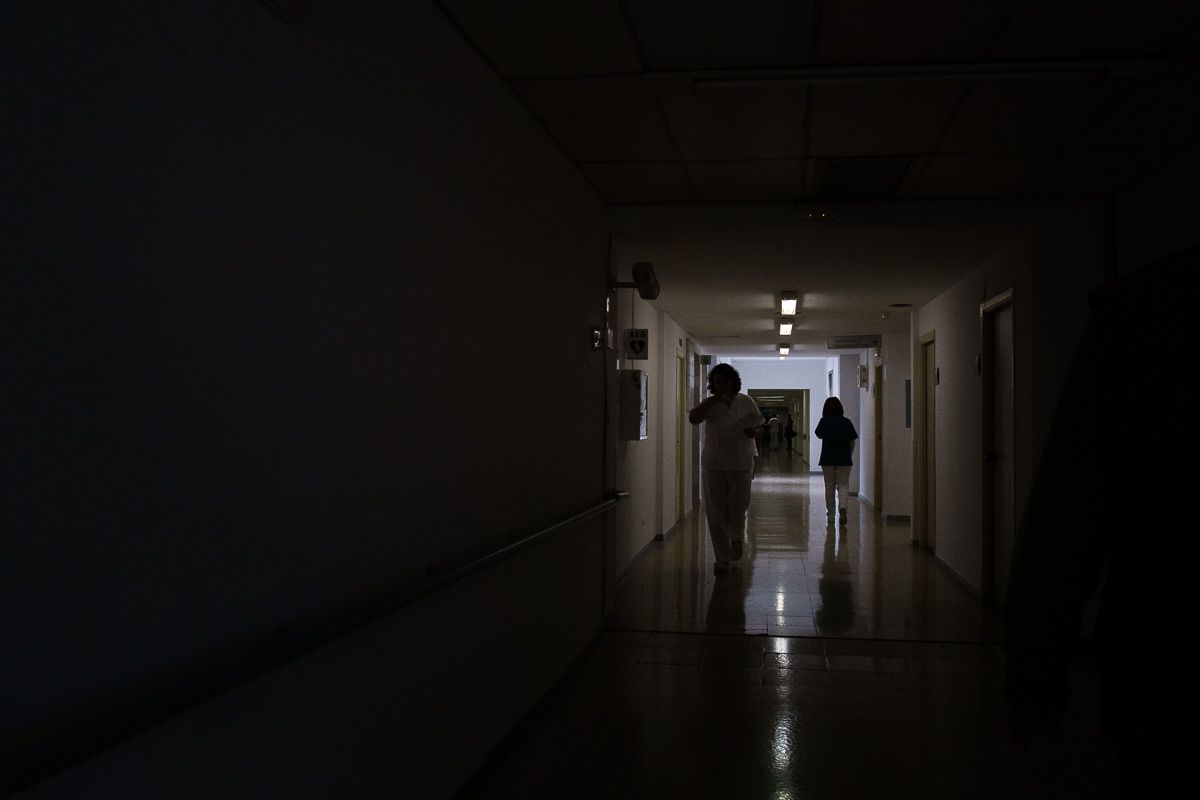 Sanitarias, en el pasillo de un hospital de la provincia de Cádiz. FOTO: MANU GARCÍA