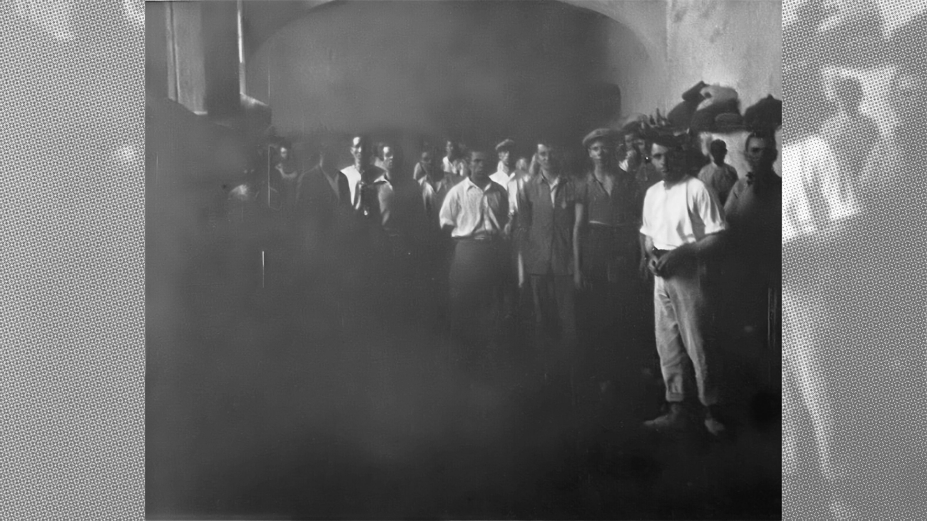 Fotografía de los presos en el Salón del Duque durante la Guerra Civil.