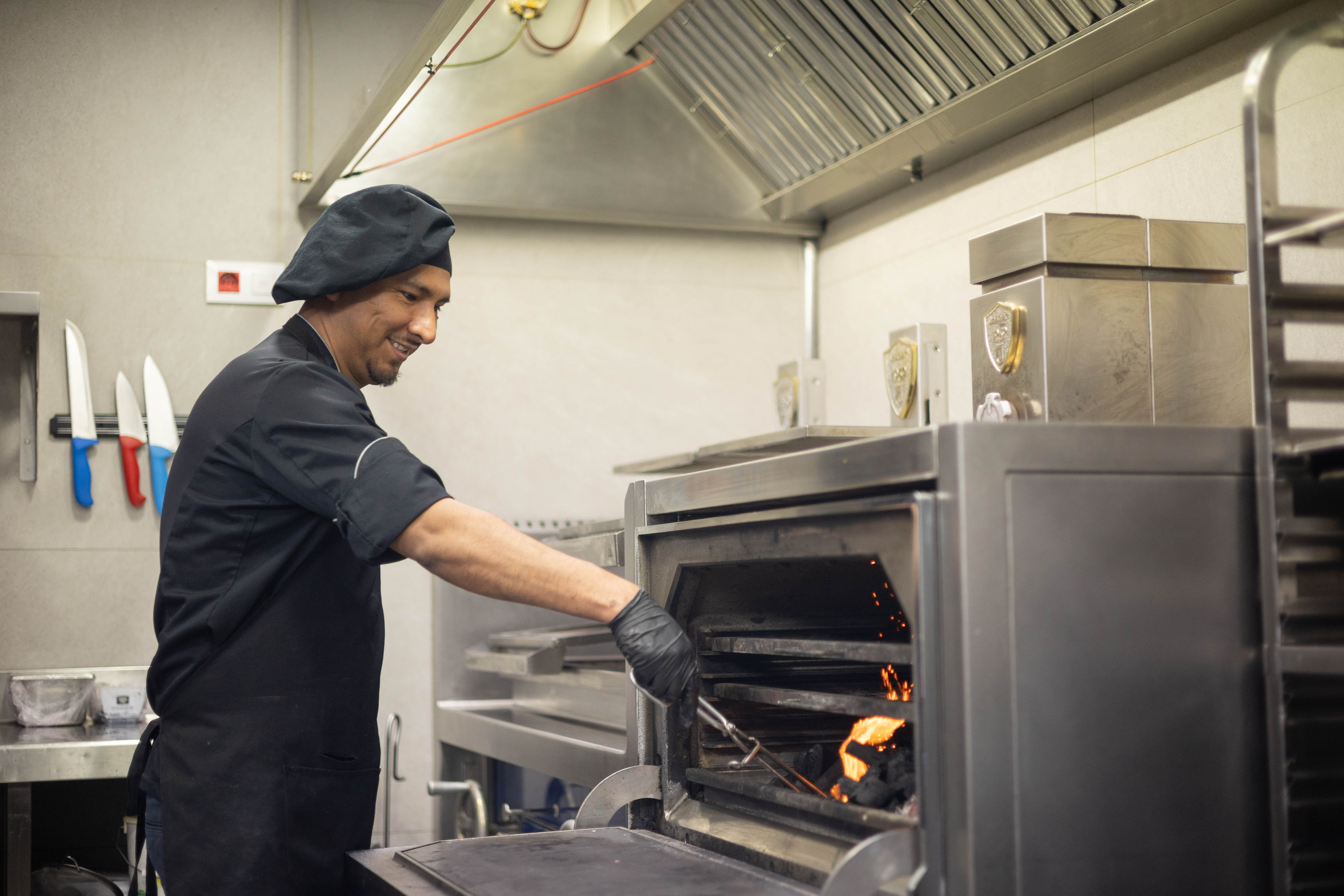 El restaurante cuenta con un horno de brasas.