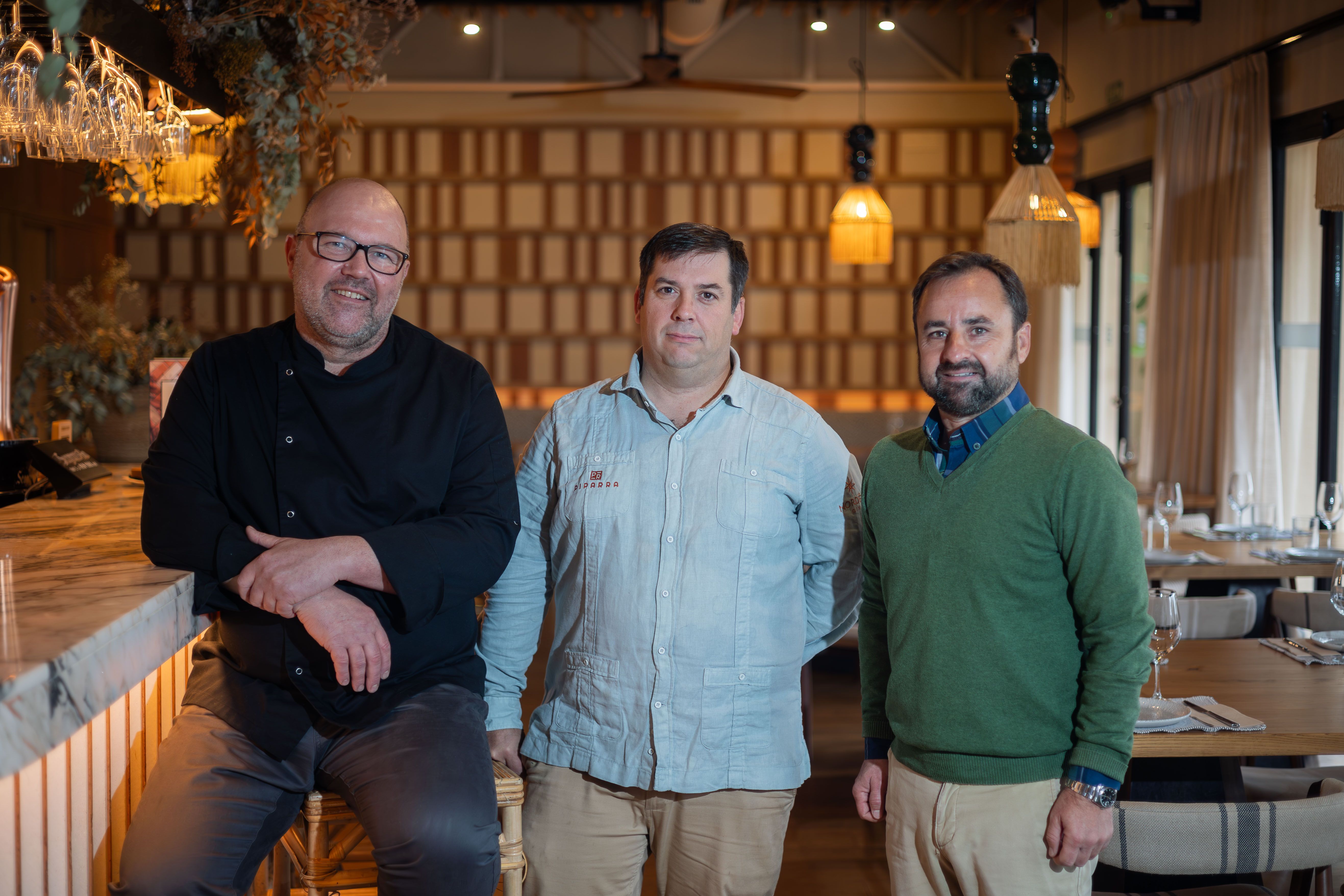 El chef Edwin Van Zon, el jefe de sala Pablo Ruiz, y Carlos Saura, uno de los socios de Piparra en El Puerto. 