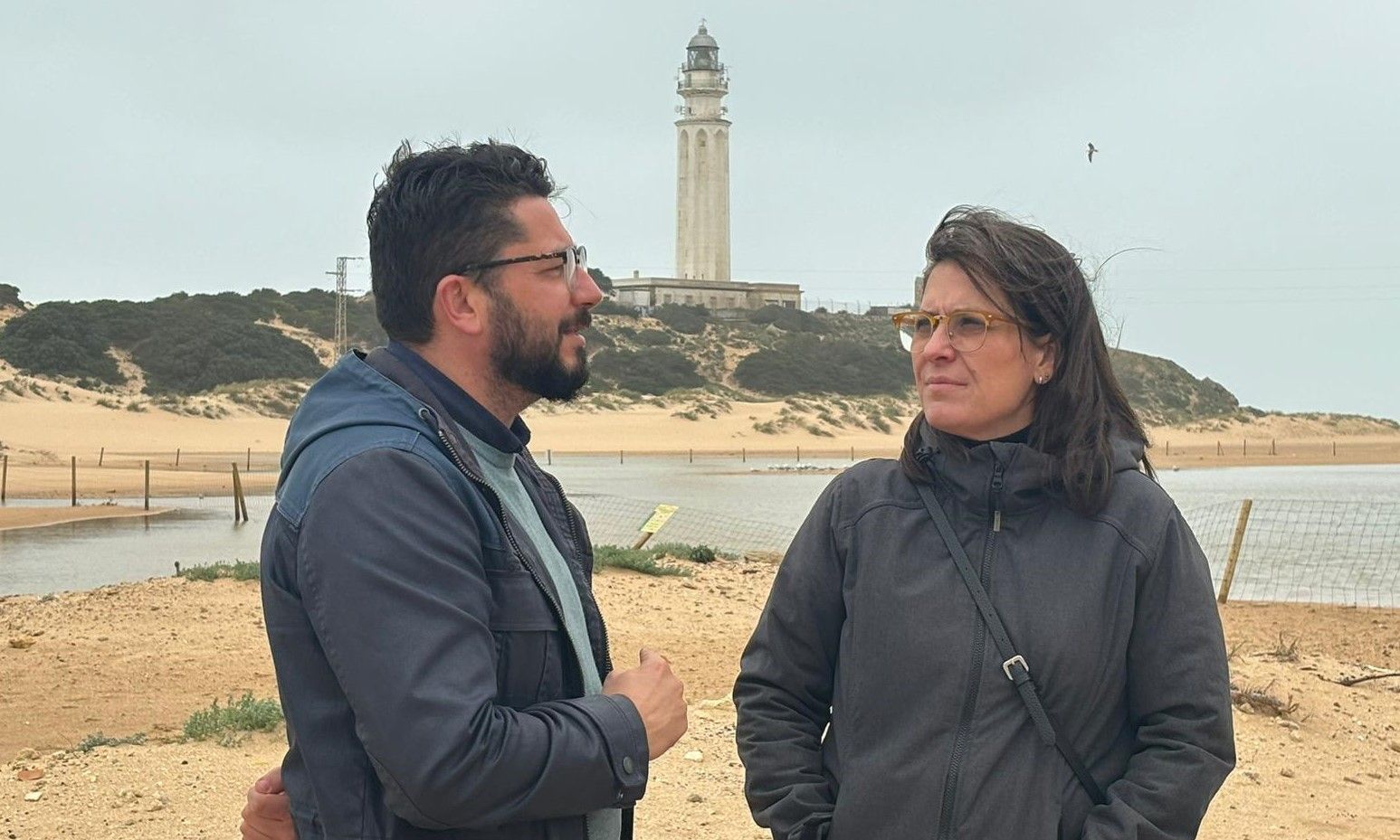 Jorge Rodríguez y Esther Gil de Reboleño, este jueves en el tómbolo del faro de Trafalgar.