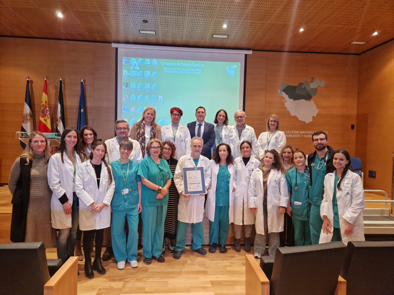 Nueva certificación de calidad para el Hospital de Jerez. El equipo de la Unidad en la recepción del certificado. 