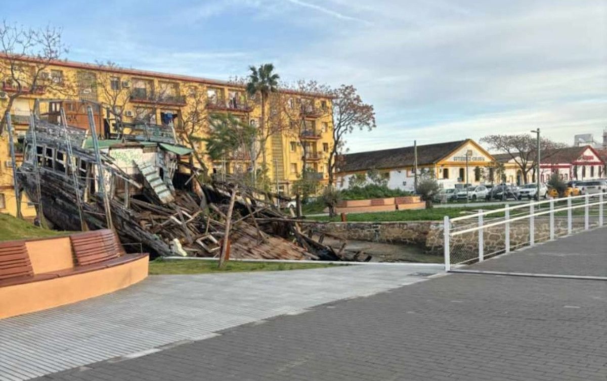 El Vaporcito, cada vez más deteriorado en el Paseo Fluvial de El Puerto.