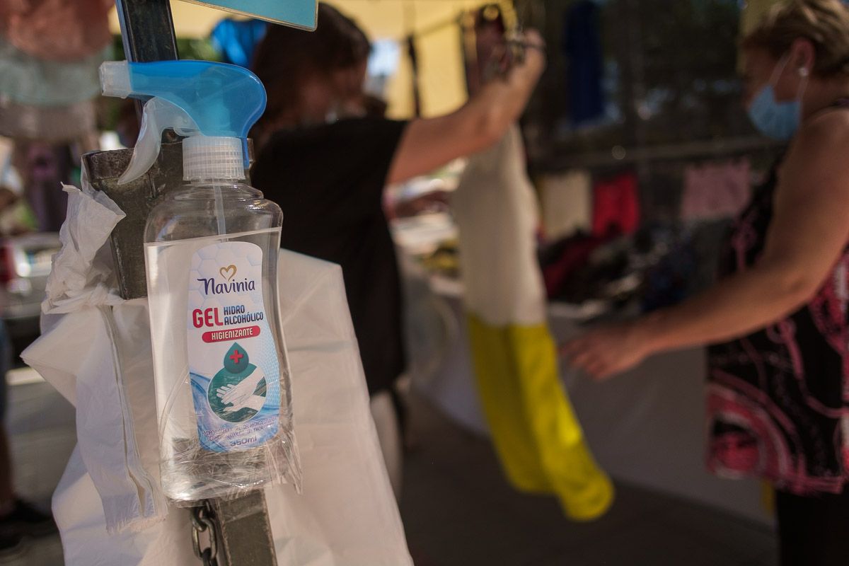 Un bote de gel hidroalcohólico, en uno de los puestos del mercadillo de los sábados, en una imagen reciente. FOTO: MANU GARCÍA