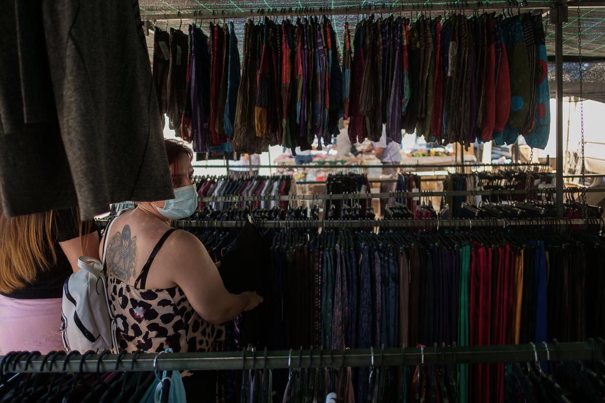 Una clienta, en un puesto del mercadillo de La Granja, en una imagen de archivo.