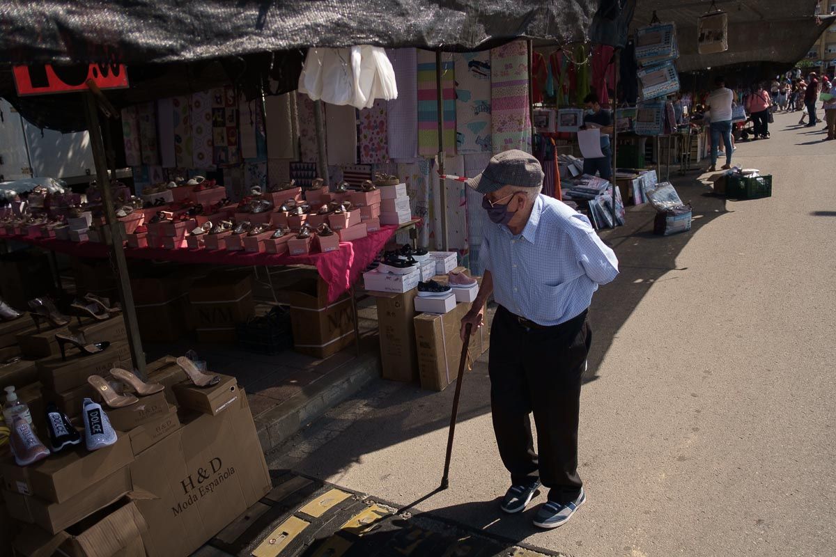 Un hombre pasea por el mercadillo de La Granja. FOTO: MANU GARCÍA