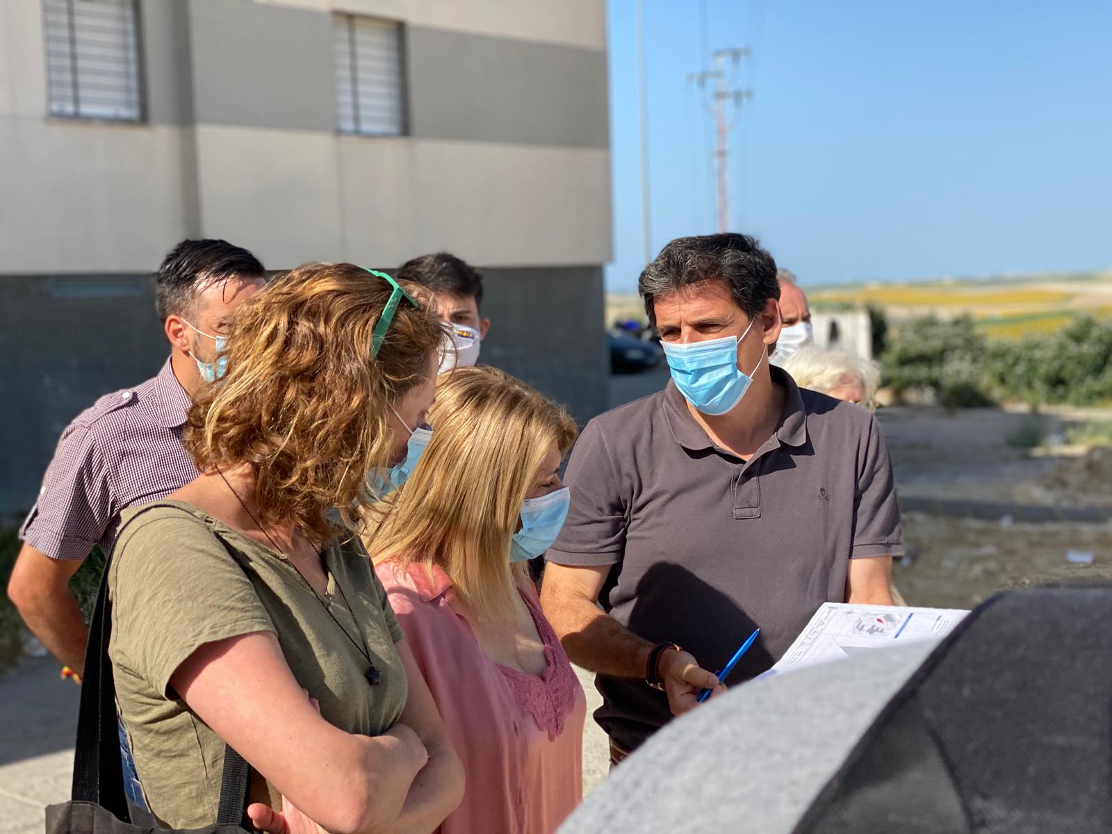 La alcaldesa, Mamen Sánchez, con el teniente de alcaldesa José Antonio Díaz, y la concejal de Ganemos, Kika González, en San Juan de Dios.