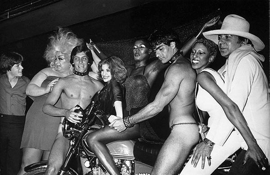 Grace Jones , Monty rock, Divine’s, Paul Cunliffe’s shoulder, Sal DeFalco entre otros, en Studio 54.