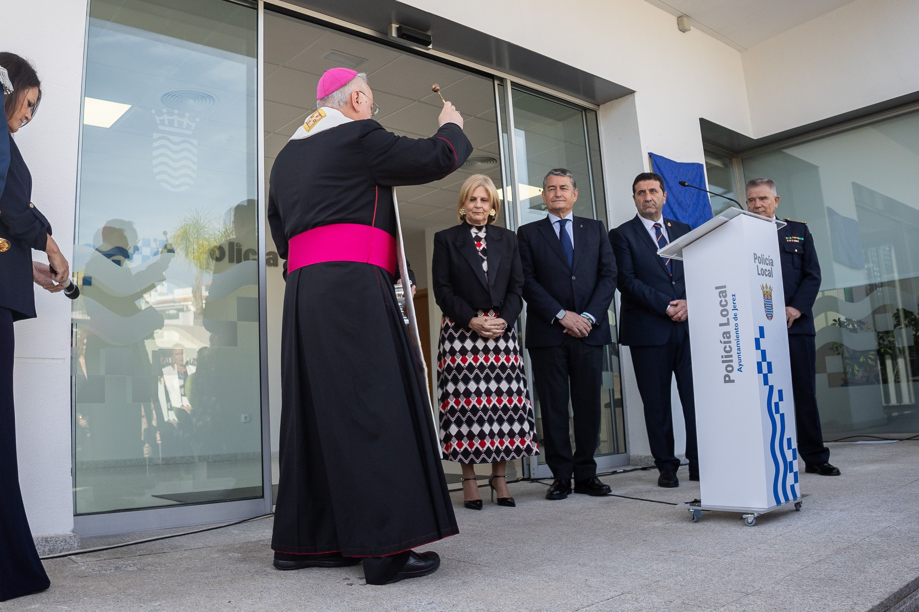 Las imágenes de la inauguración de la nueva Jefatura de la Policía Local, con el obispo Rico Pavés bendiciendo las instalaciones, este viernes en Jerez.