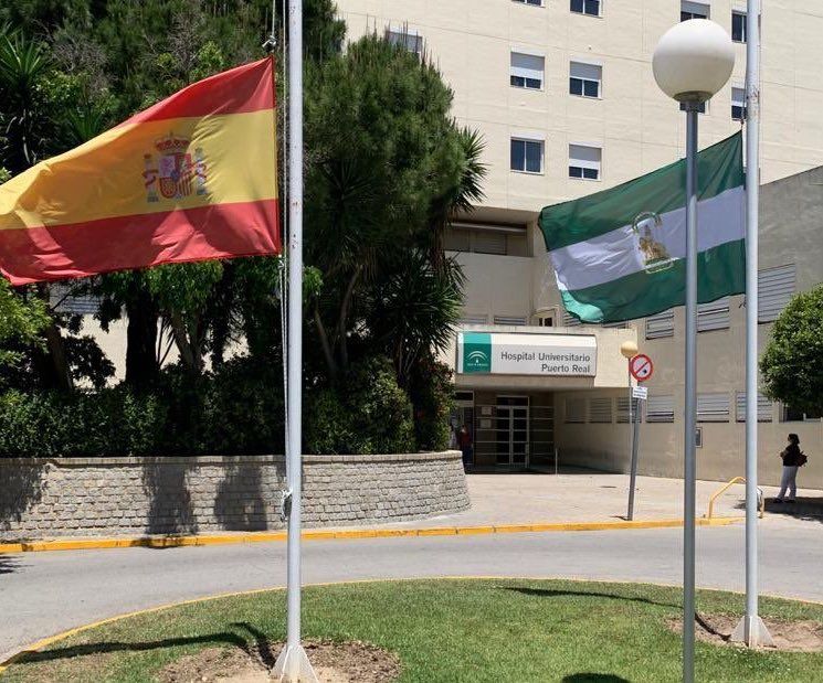 Banderas a media asta en el Hospital de Puerto Real.