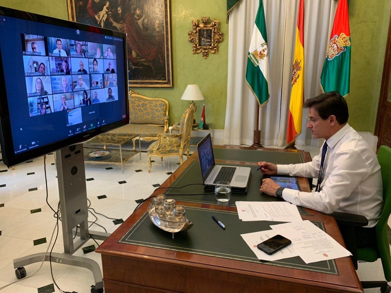 El alcalde de Granada, Luis Salvador, durante la videoconferencia.