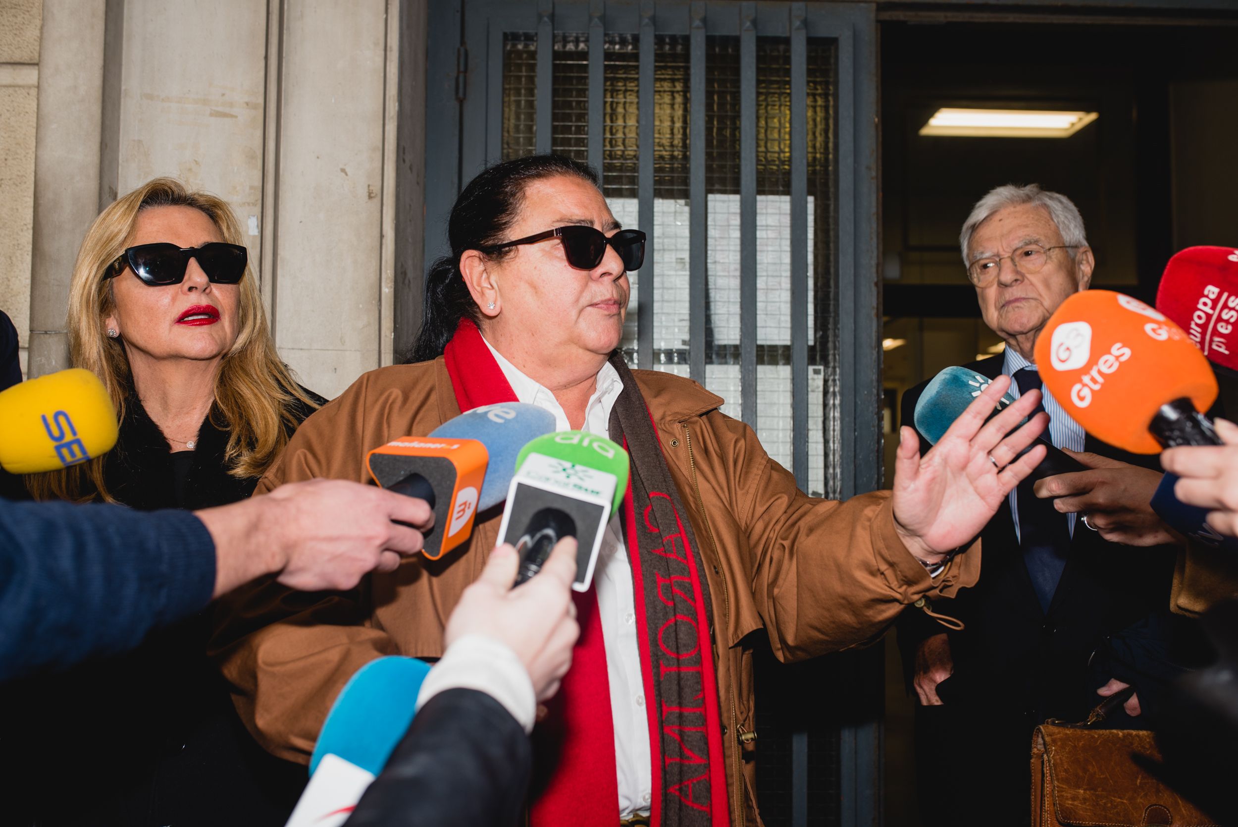 María del Monte a la salida del juzgado. María del Monte a la salida del juzgado.