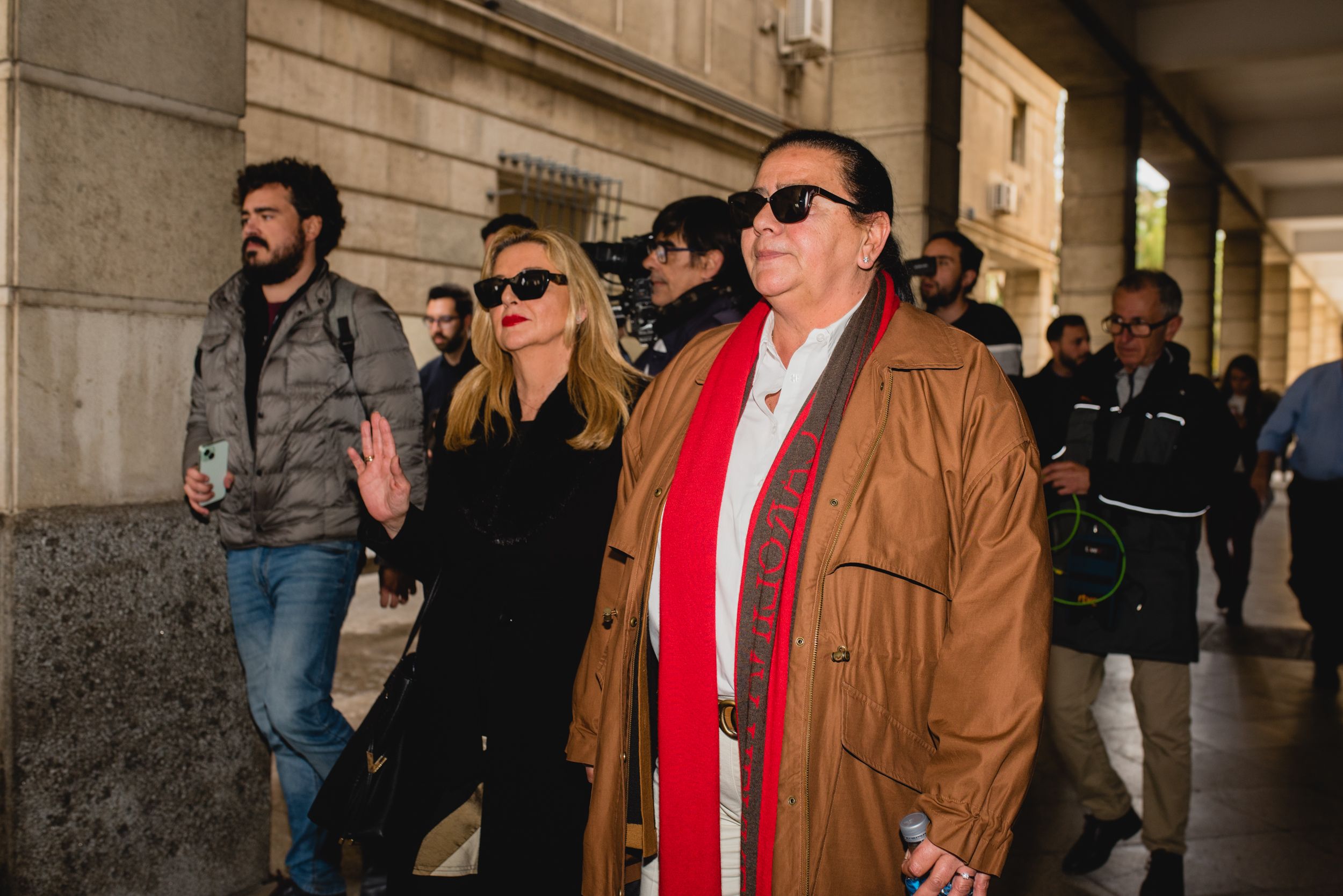 María del Monte e Inmaculada Casal, en los juzgados de Sevilla, tras una declaración.