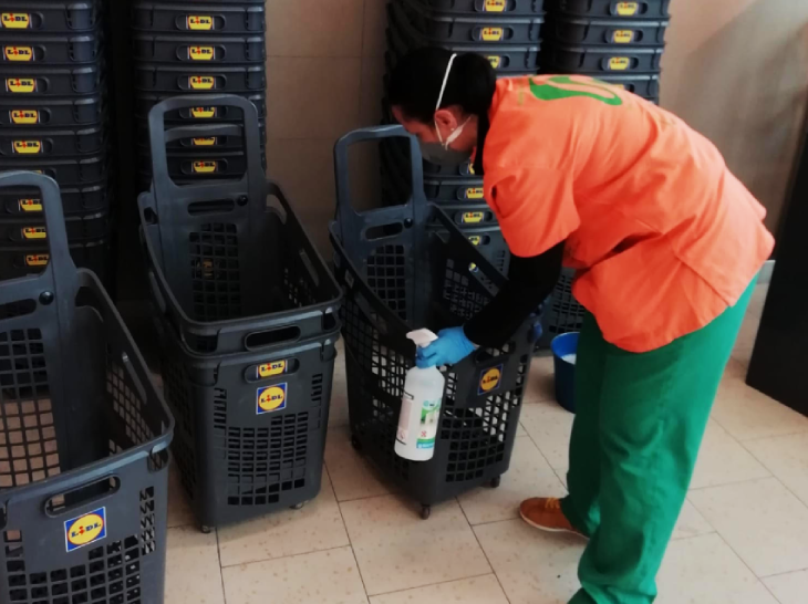 Una trabajadora de Lidl, en una imagen de archivo.