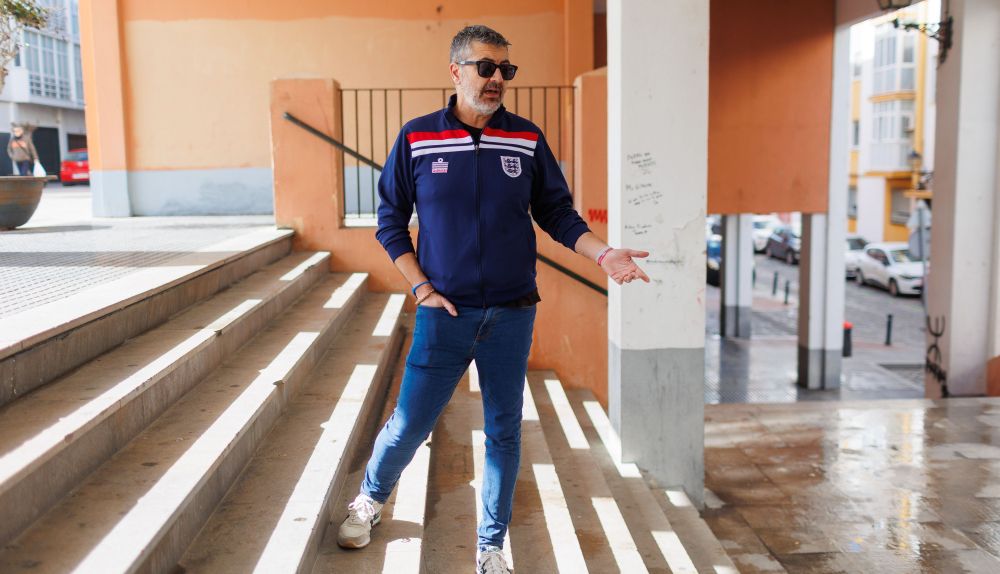 El tramo de vía pública que va a ser cerrado, en una imagen de archivo durante una entrevista al autor de Carnaval José Antonio Vera Luque.