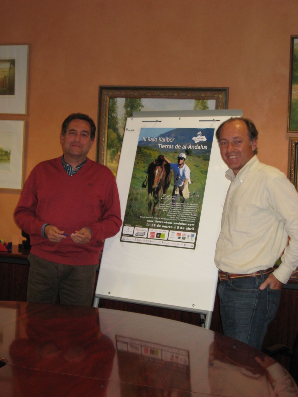 José Manuel Soto en el Ayuntamiento de Dos Hermanas presentando una etapa de su proyecto.
