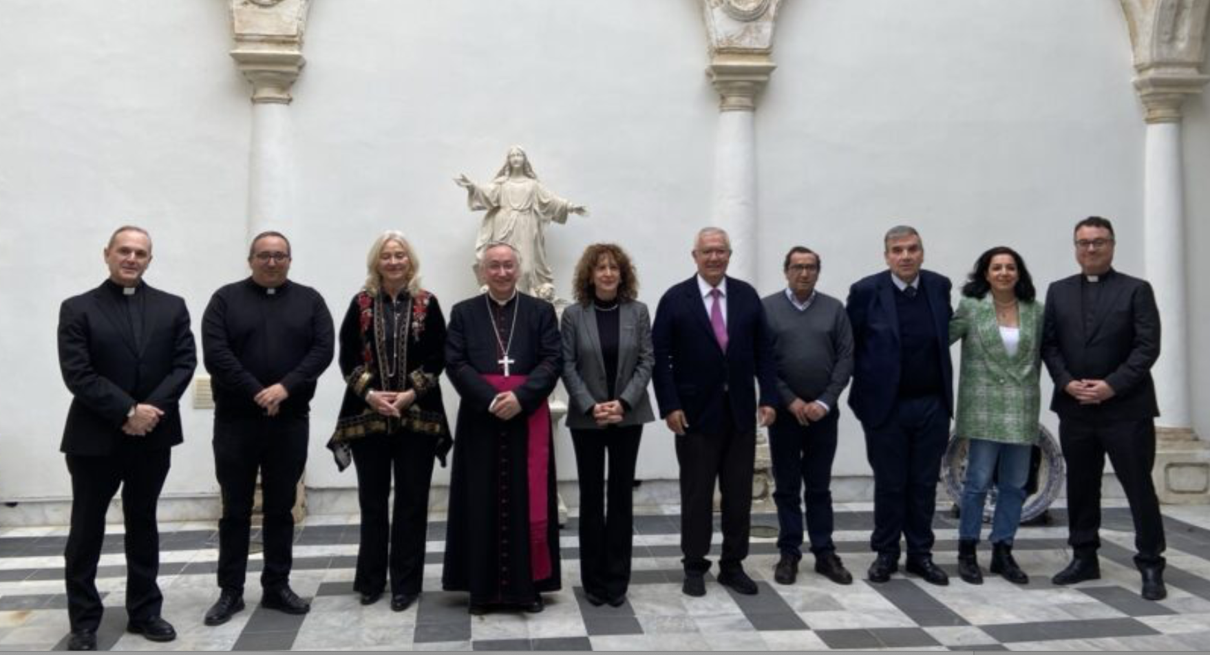 Acuerdo para restaurar la iglesia de la Encarnación de Olvera. Los asistentes a la reunión en el obispado.