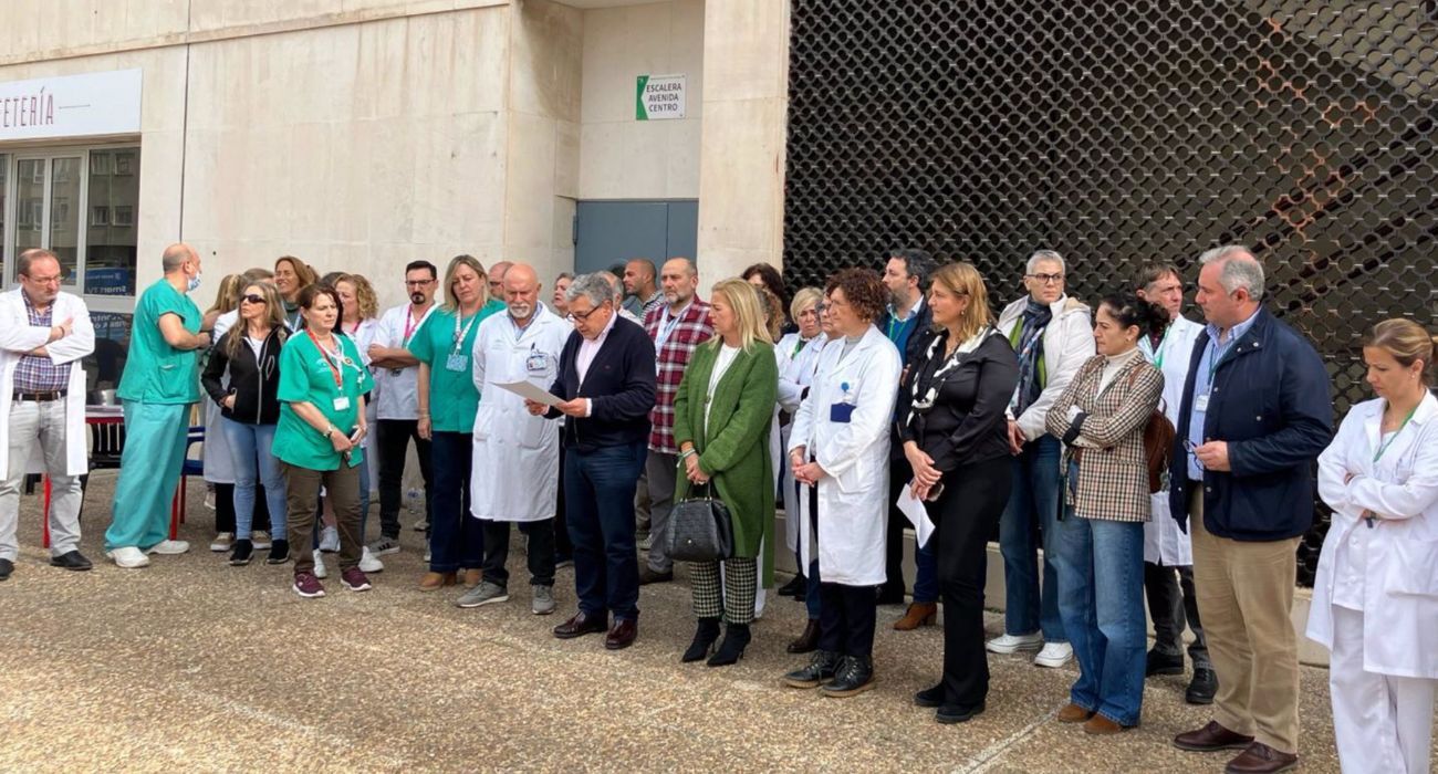 Manifestación de repulsa contra la agresión a una celadora del Hospital Puerta del Mar de Cádiz.
