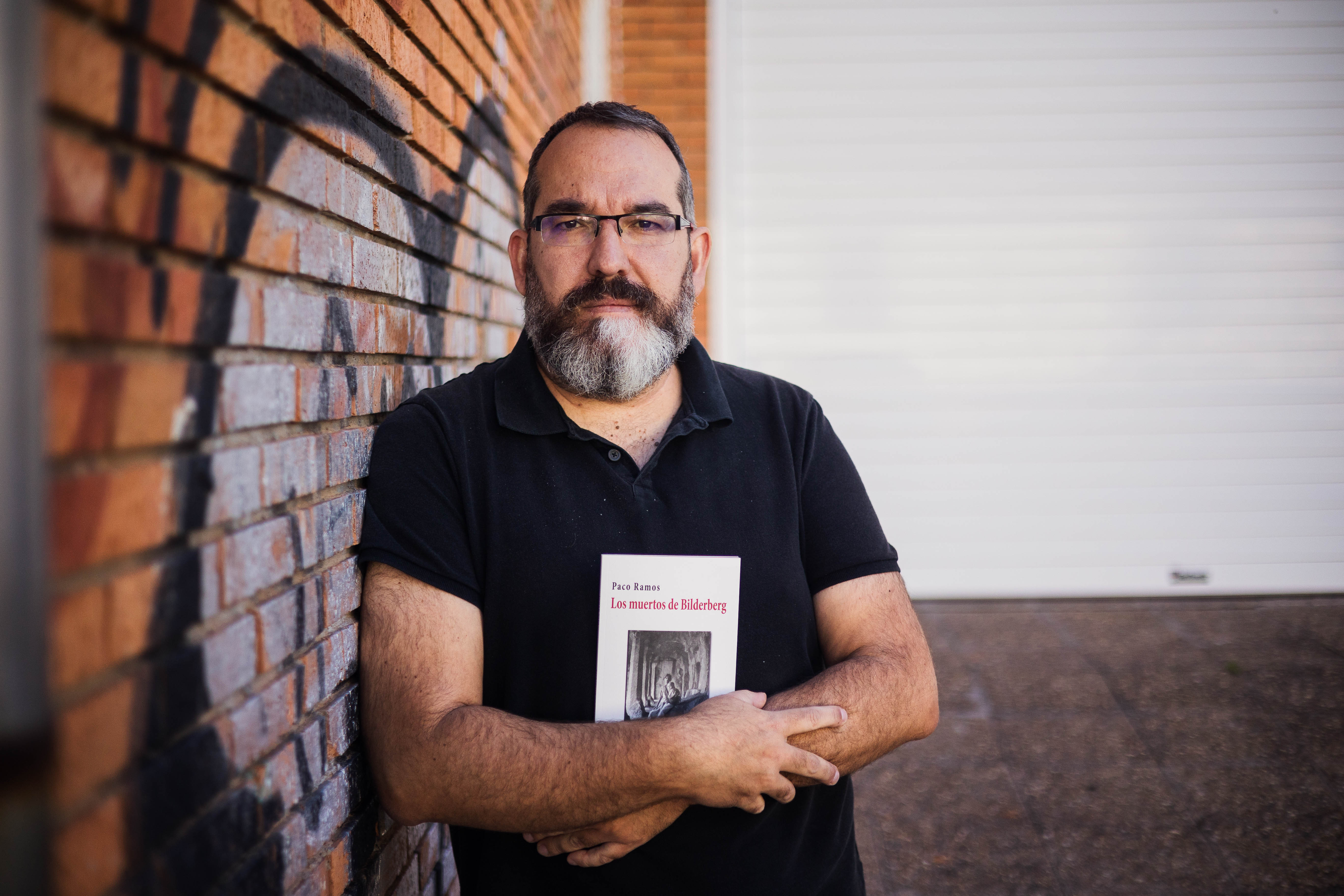 Paco Ramos con un ejemplar de su último poemario 'Los muertos de Bilderberg'. 