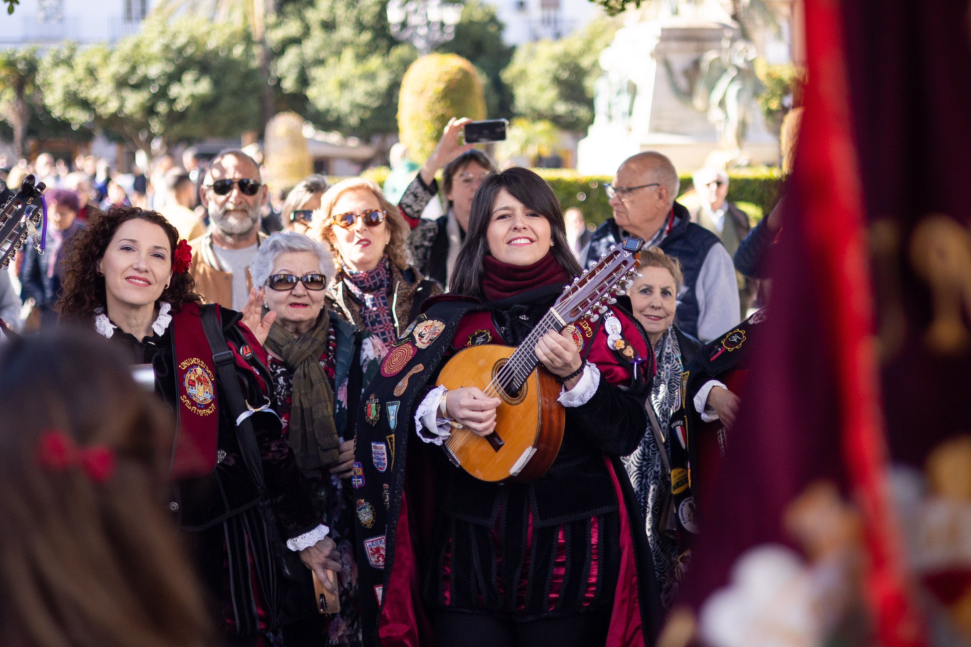 Las imágenes del pasacalle de Tunas en el centro de Jerez
