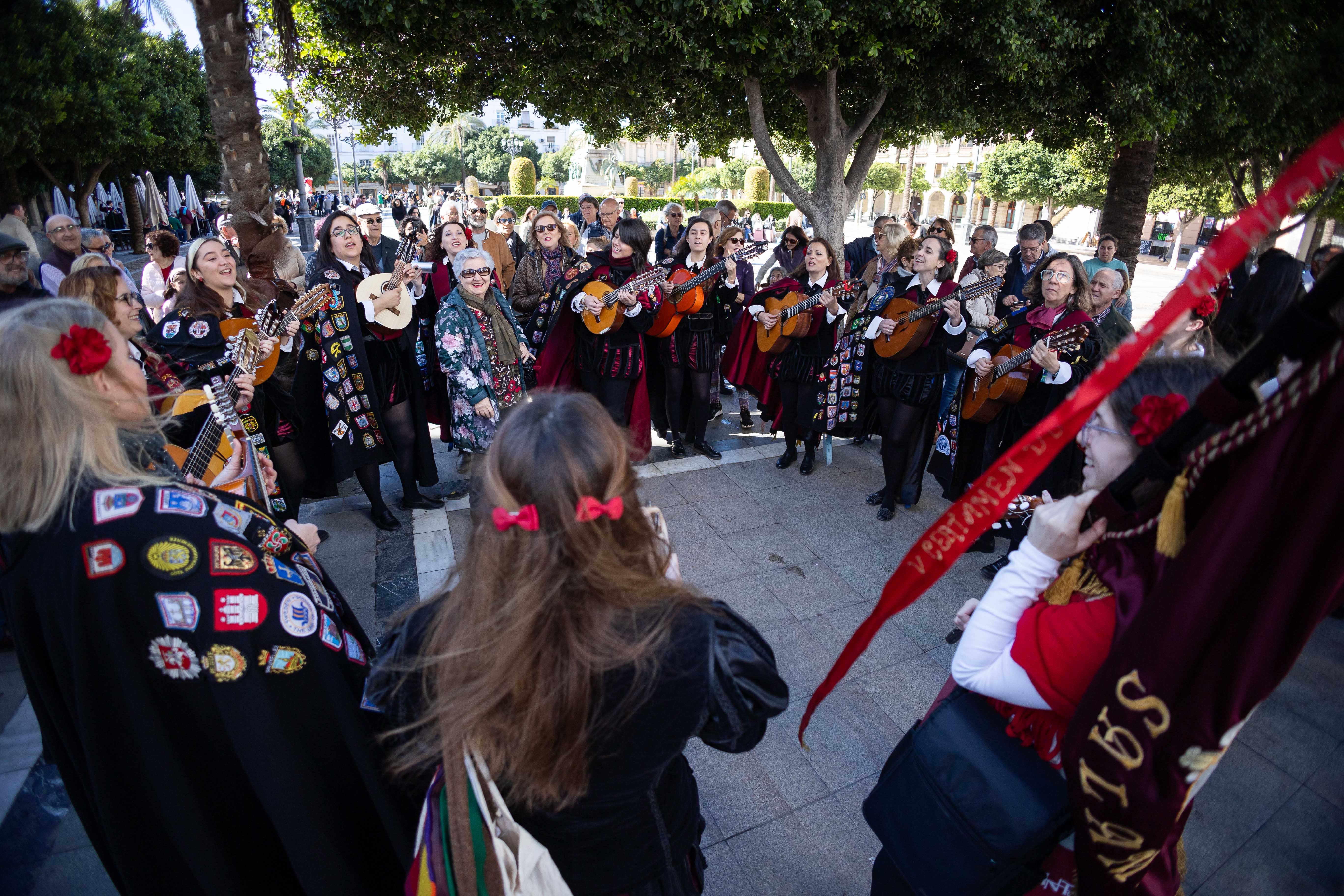 Las imágenes del pasacalle de Tunas en el centro de Jerez