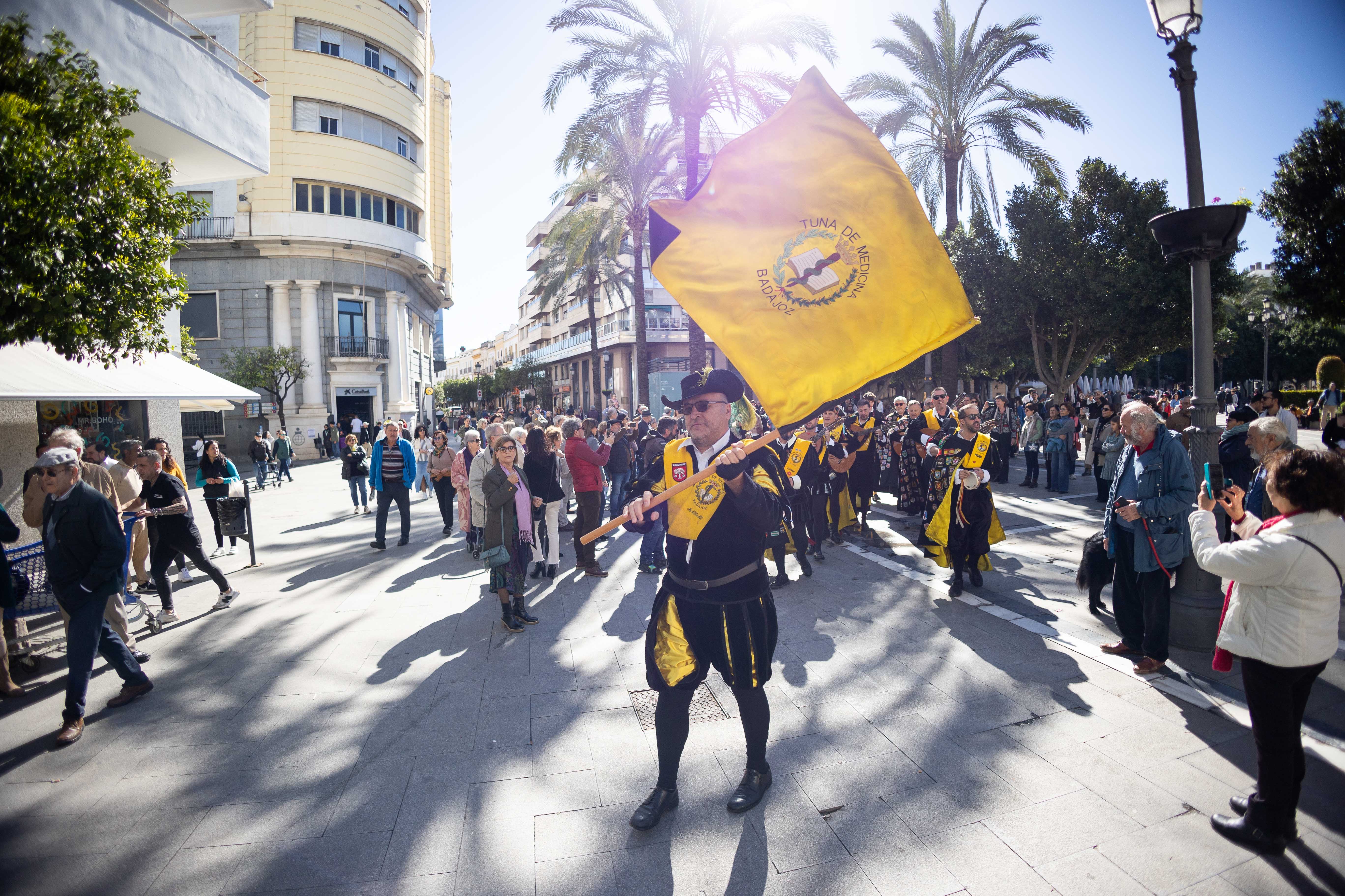 Las imágenes del pasacalle de Tunas en el centro de Jerez