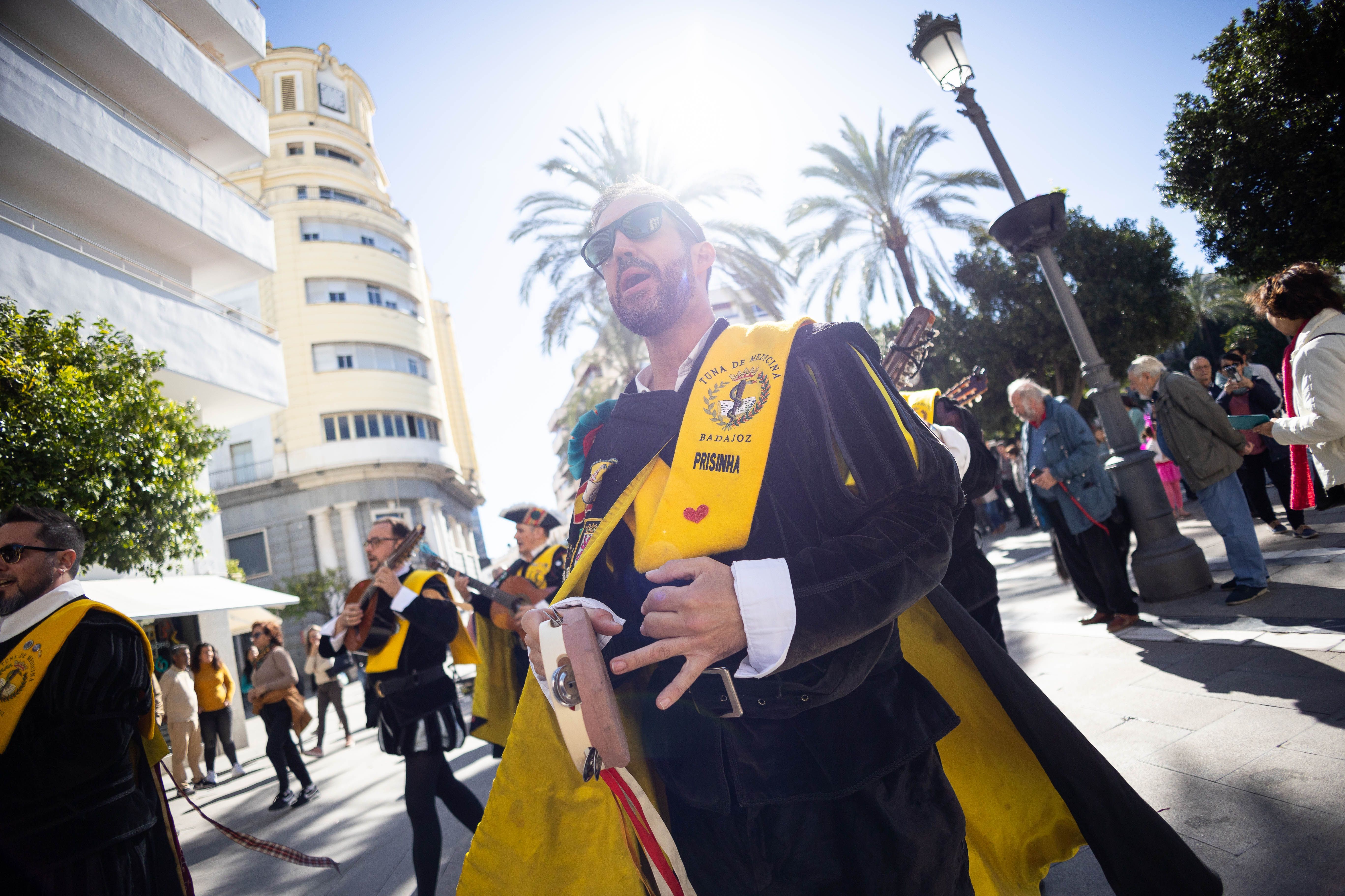 Las imágenes del pasacalle de Tunas en el centro de Jerez