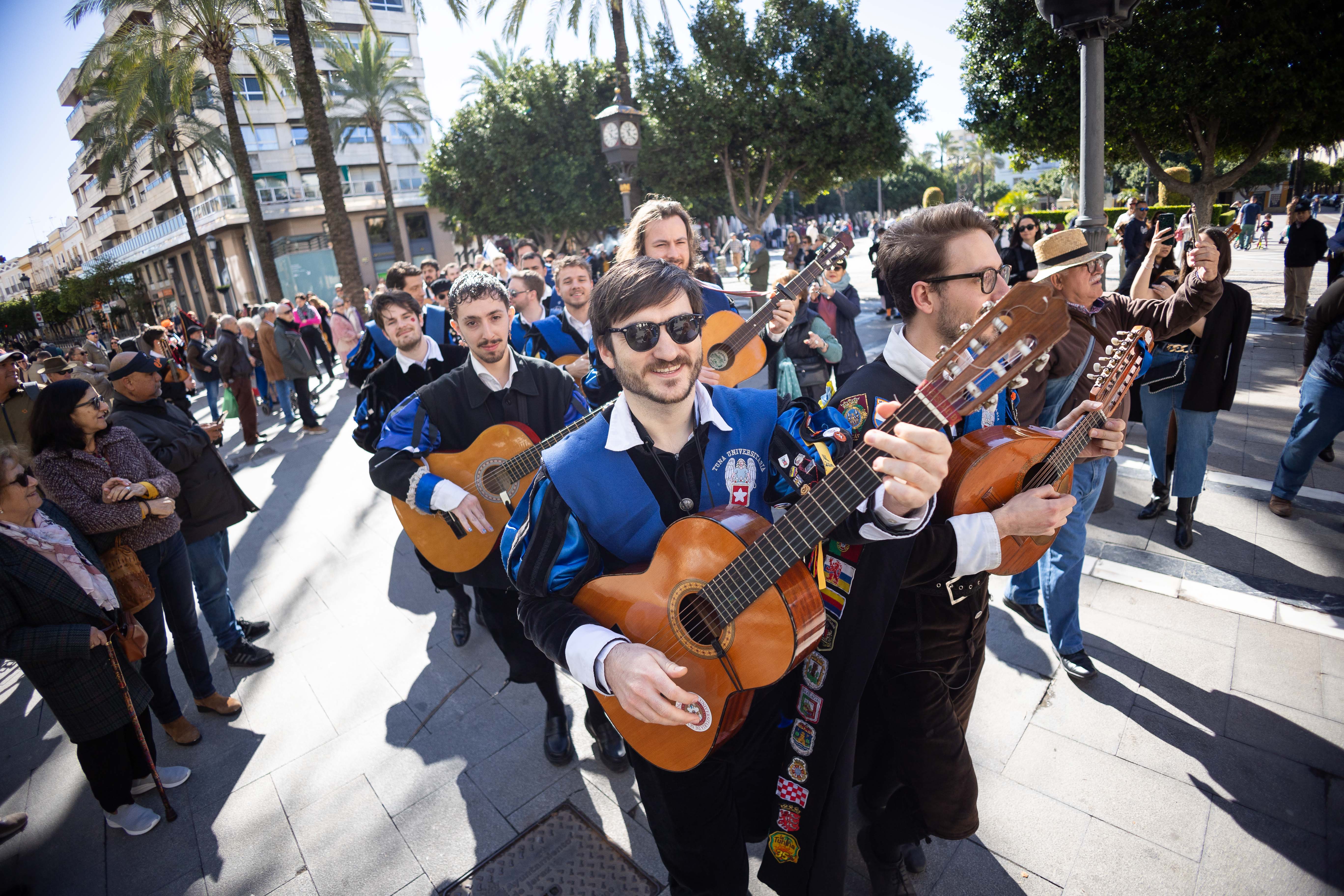 Las imágenes del pasacalle de Tunas en el centro de Jerez