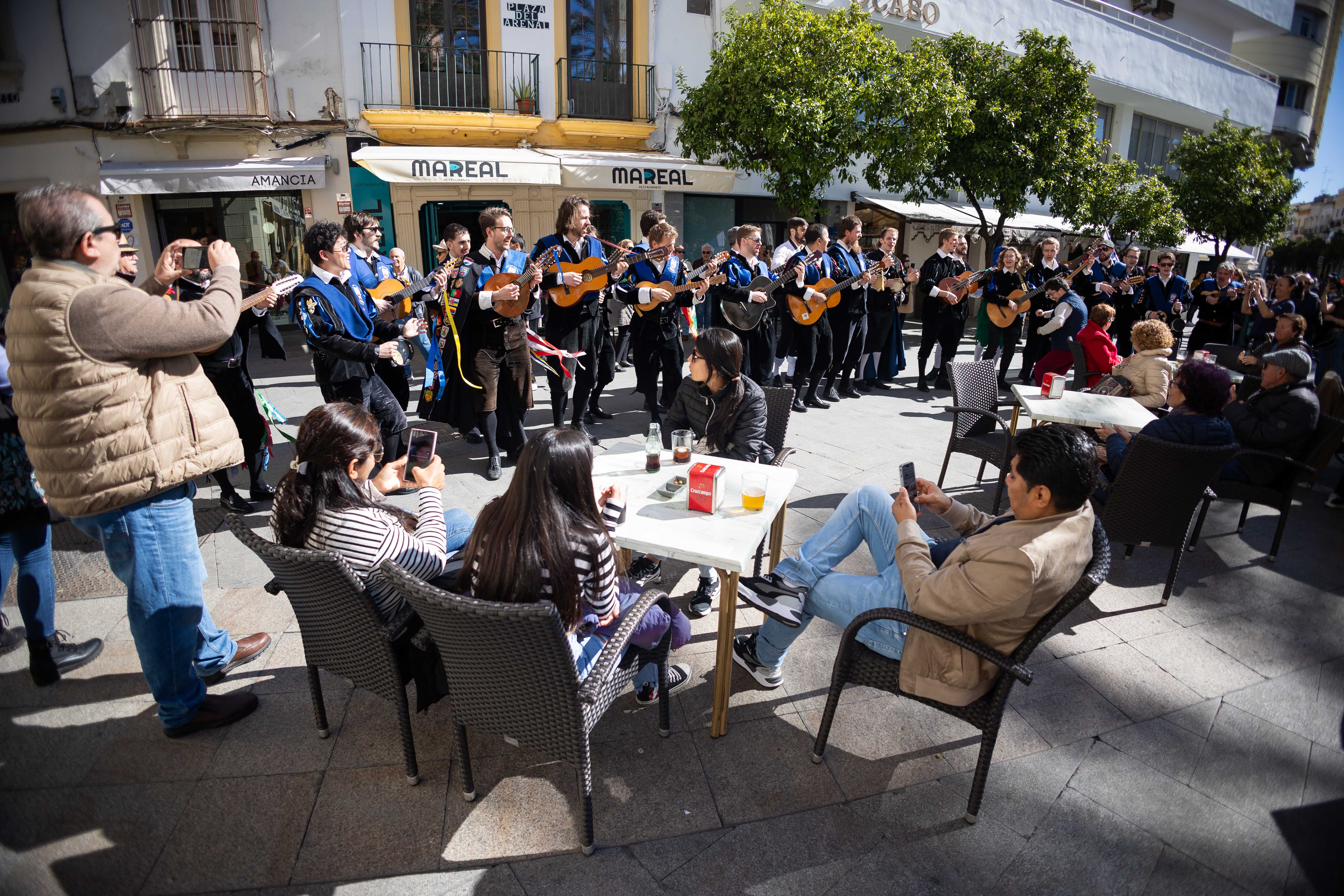 Las imágenes del pasacalle de Tunas en el centro de Jerez