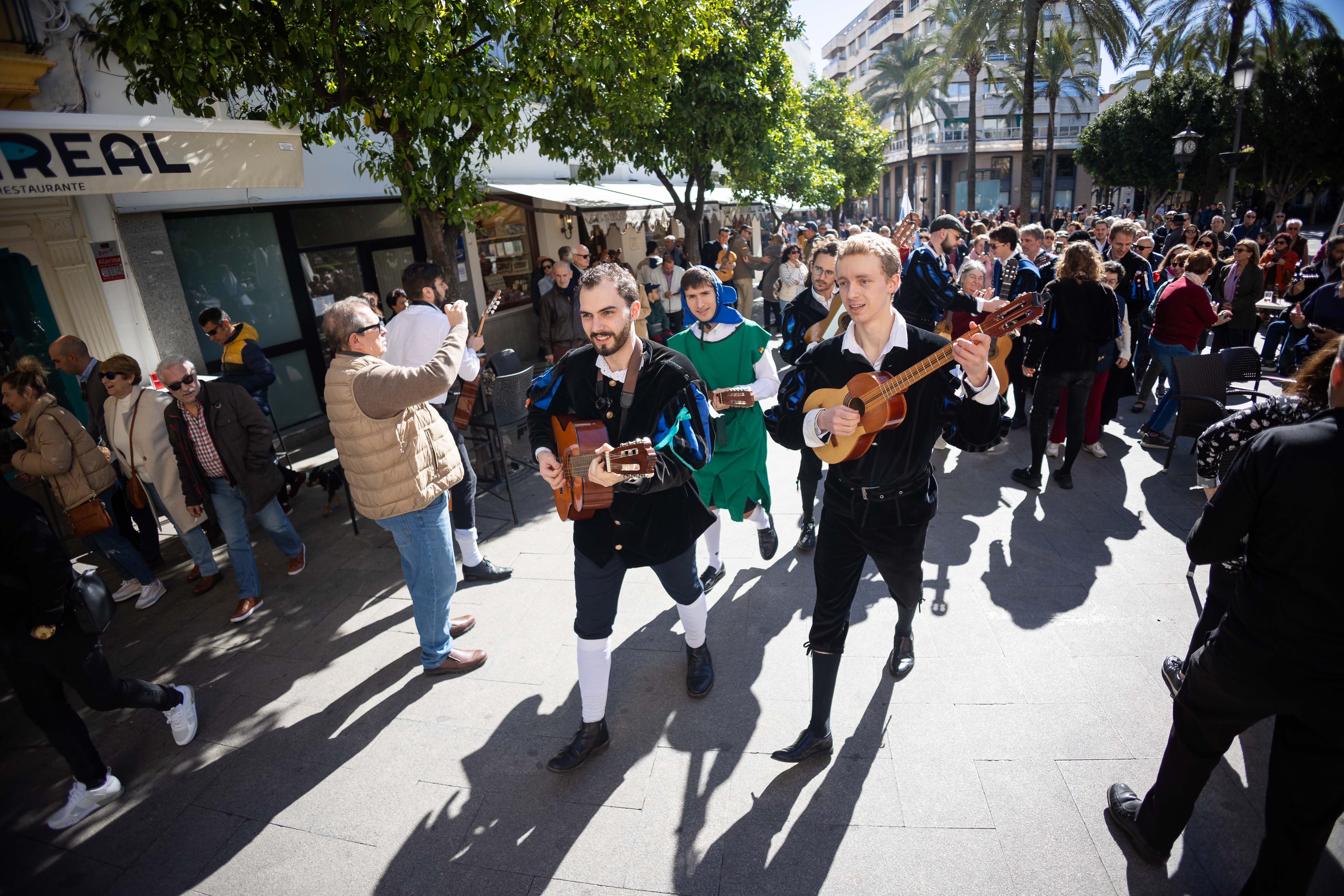 Las imágenes del pasacalle de Tunas en el centro de Jerez