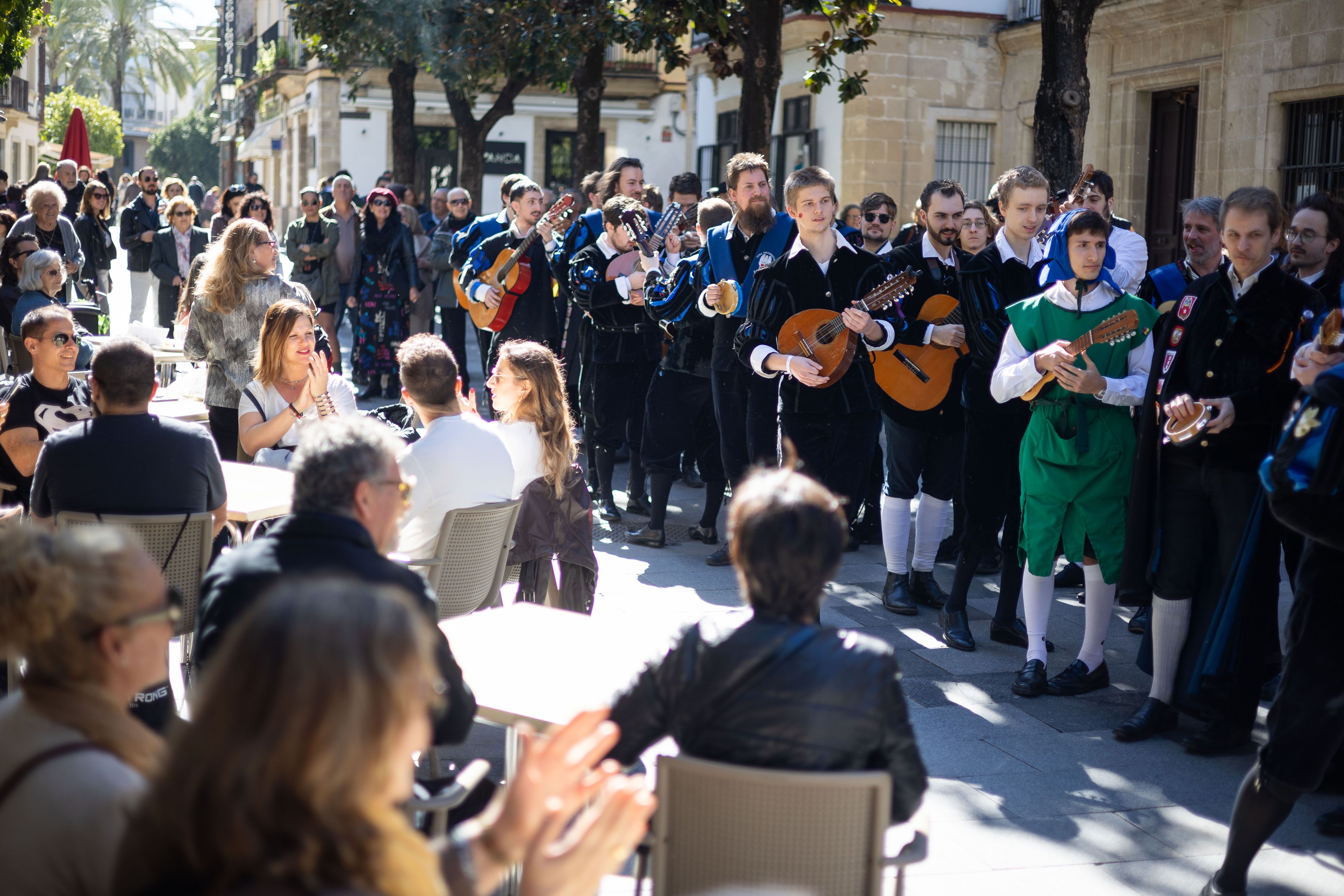 Las imágenes del pasacalle de Tunas en el centro de Jerez