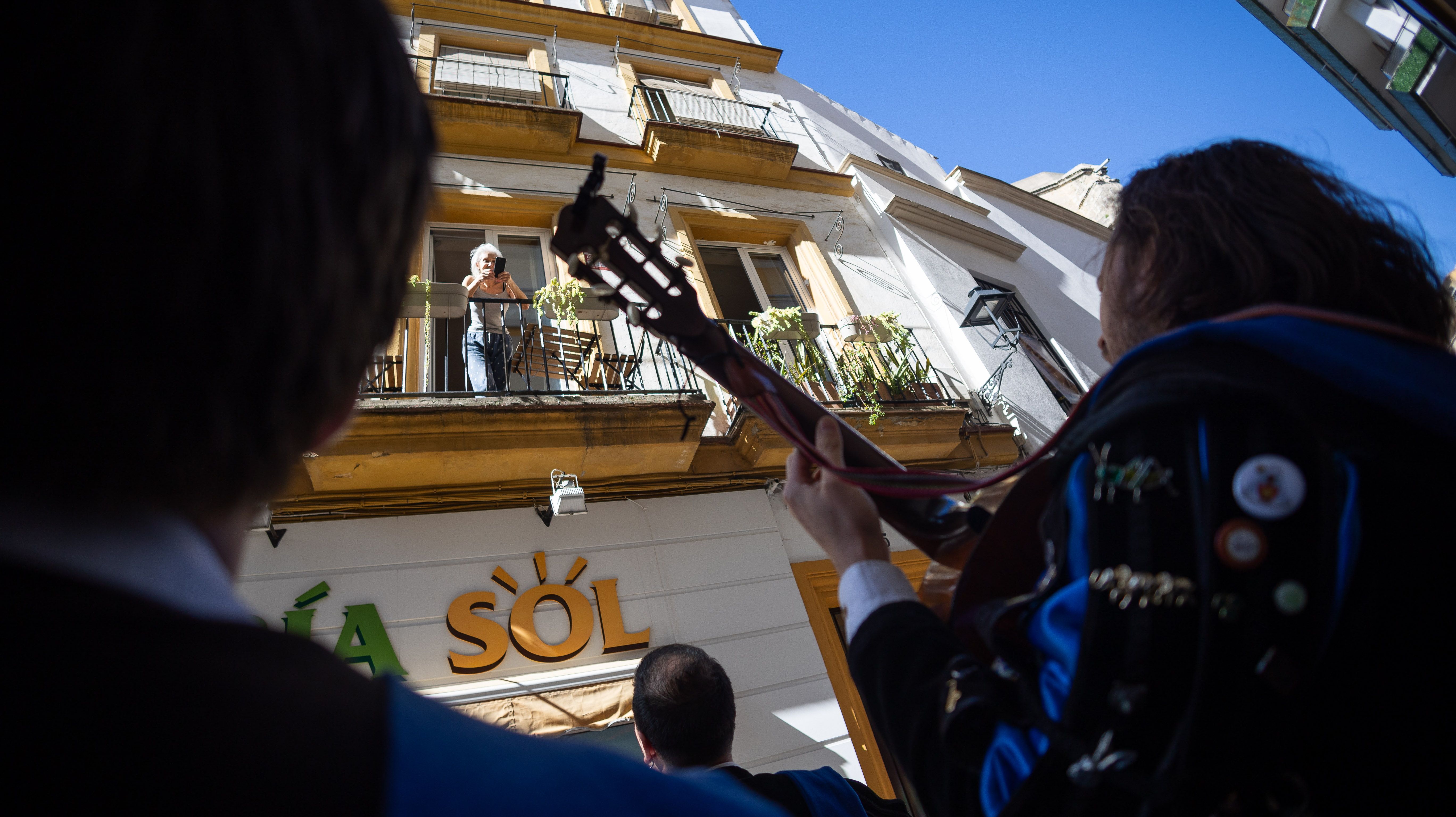 Las imágenes del pasacalle de Tunas en el centro de Jerez