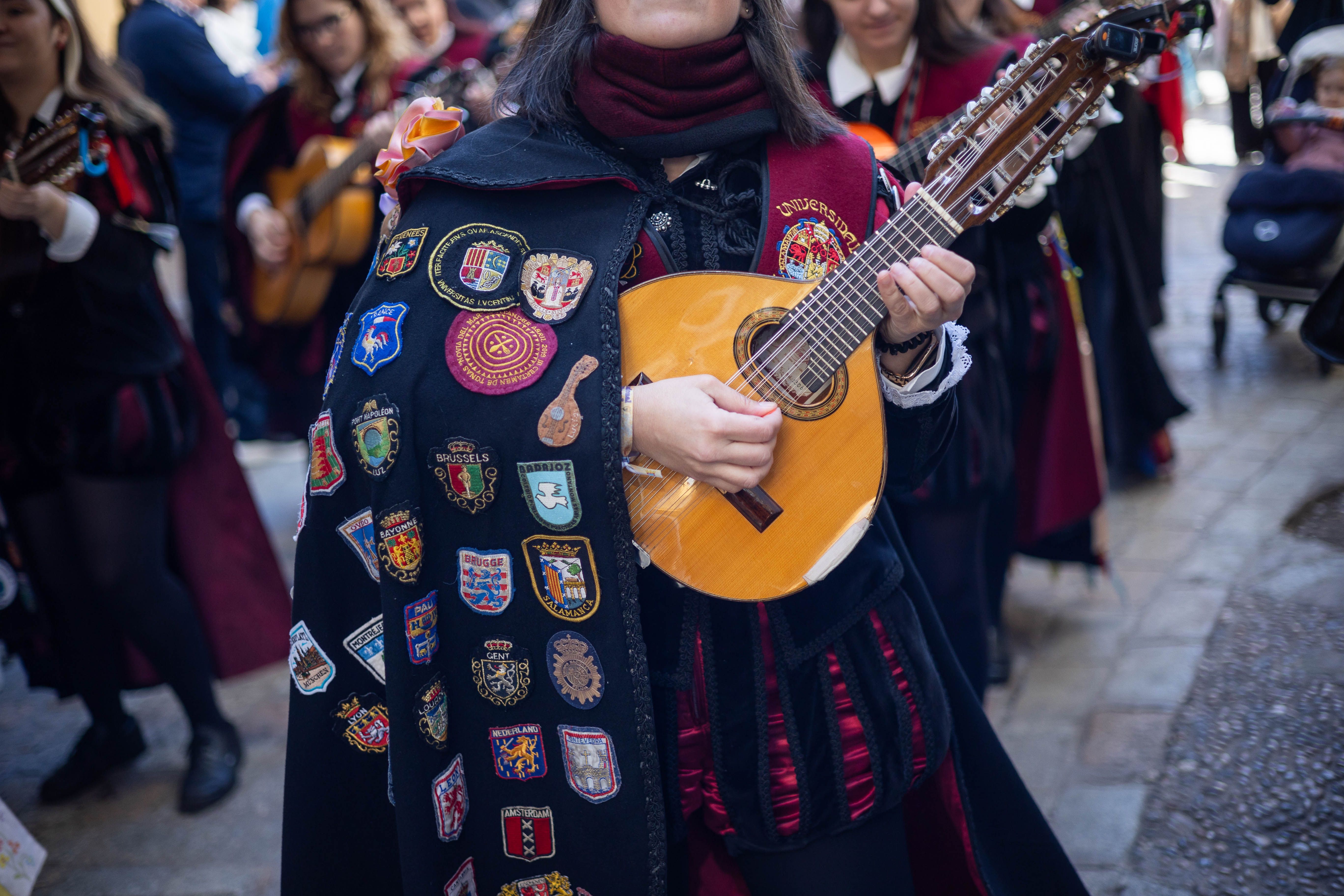 Las imágenes del pasacalle de Tunas en el centro de Jerez