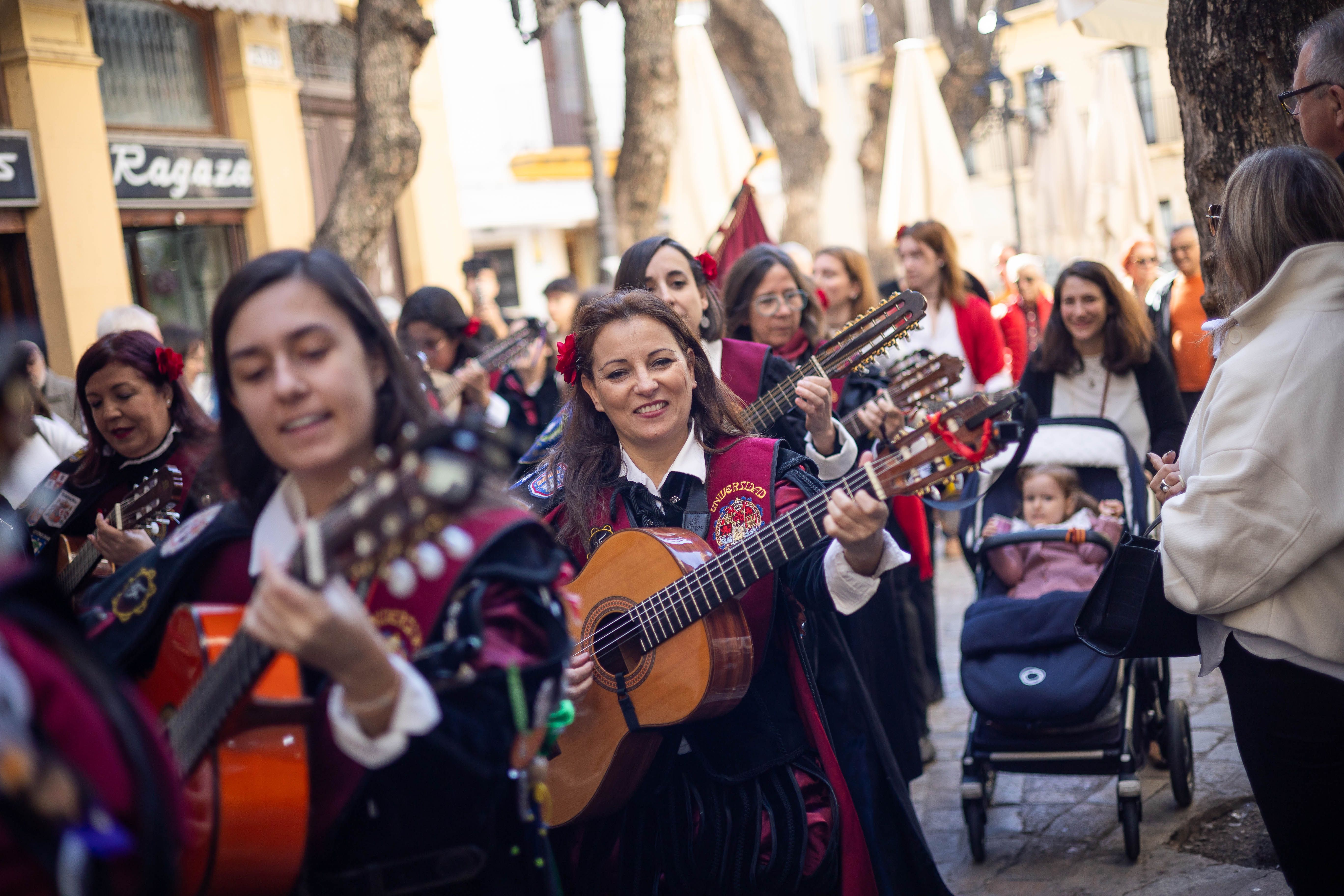Las imágenes del pasacalle de Tunas en el centro de Jerez