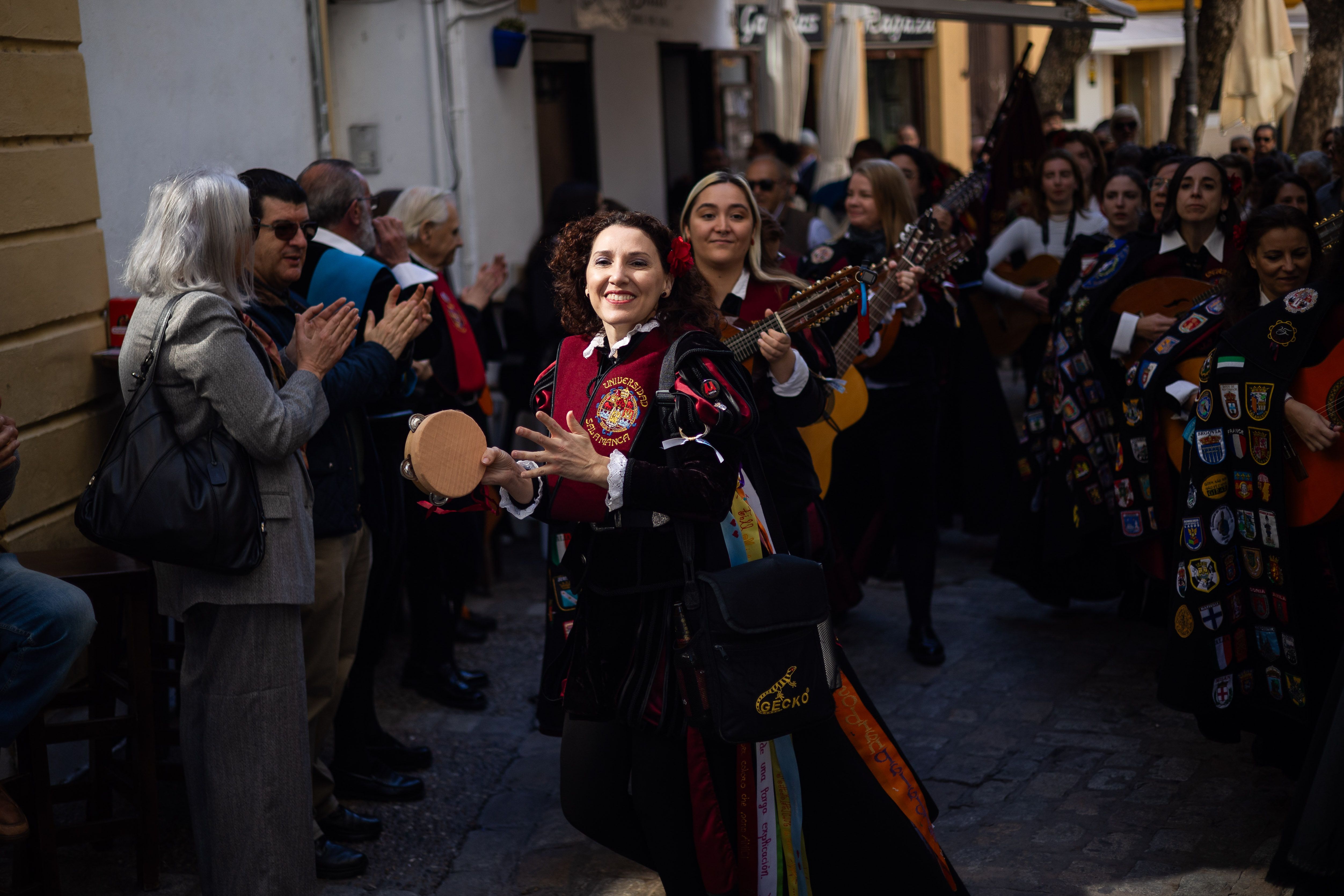 Las imágenes del pasacalle de Tunas en el centro de Jerez