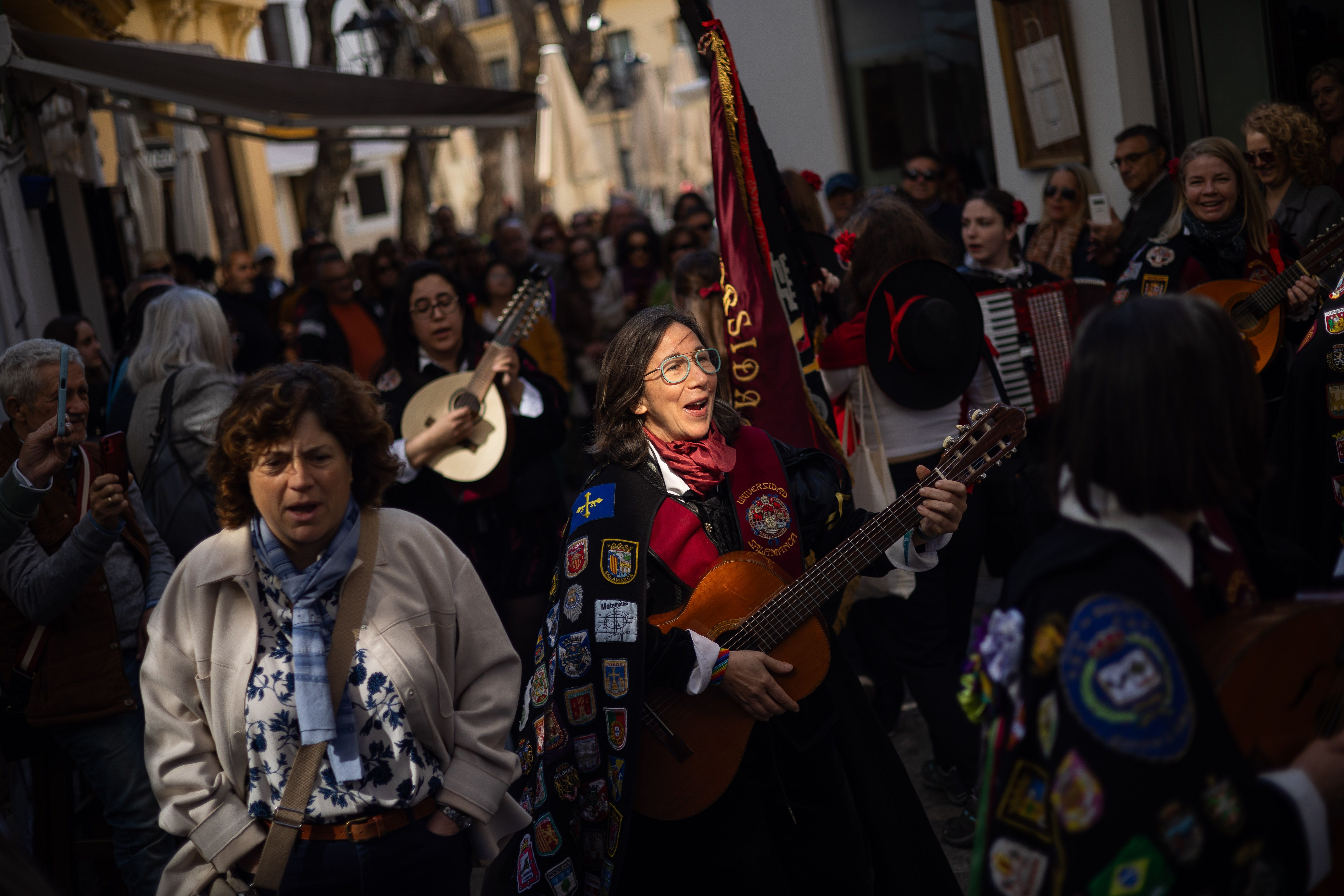 Las imágenes del pasacalle de Tunas en el centro de Jerez