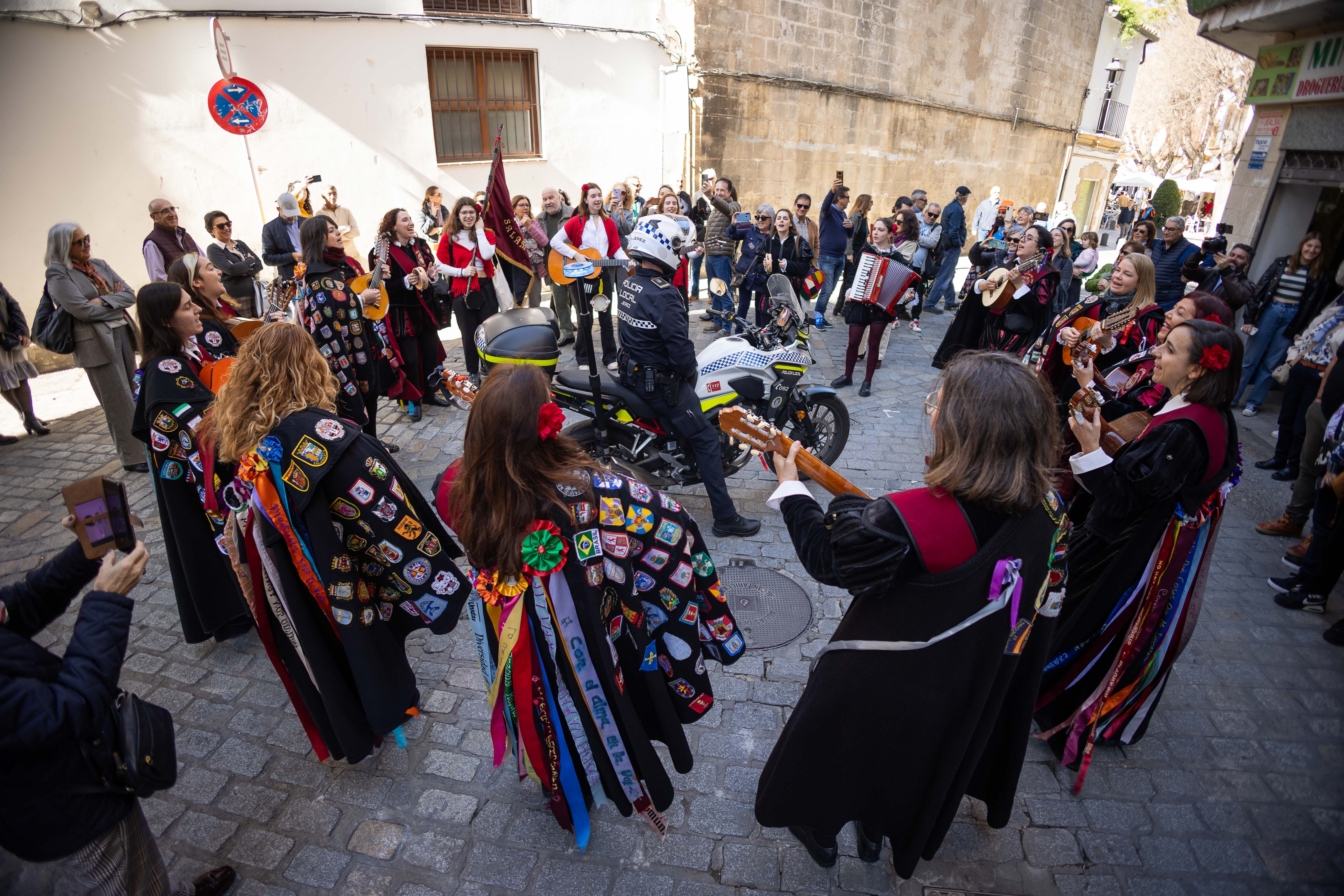Las imágenes del pasacalle de Tunas en el centro de Jerez
