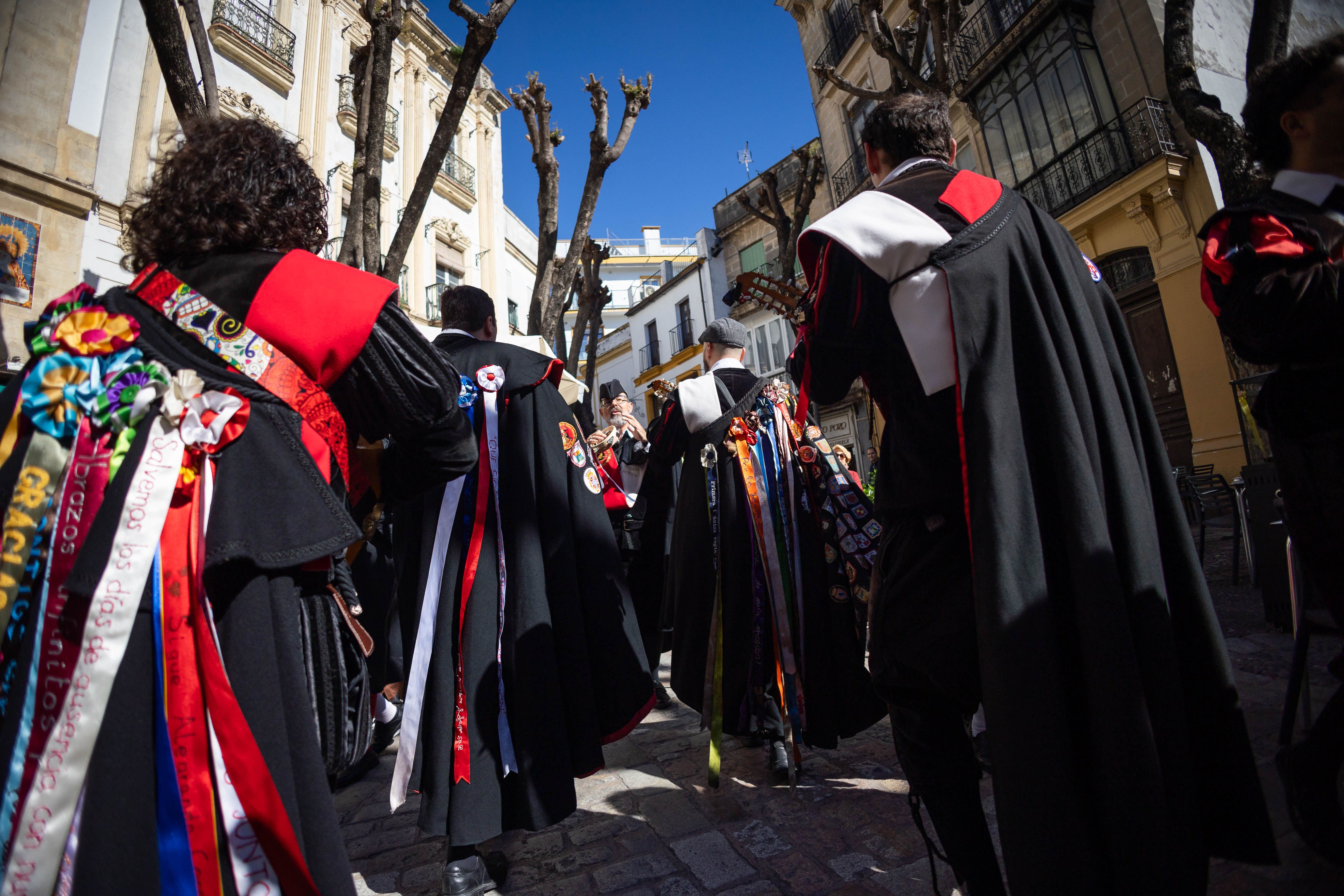 Las imágenes del pasacalle de Tunas en el centro de Jerez