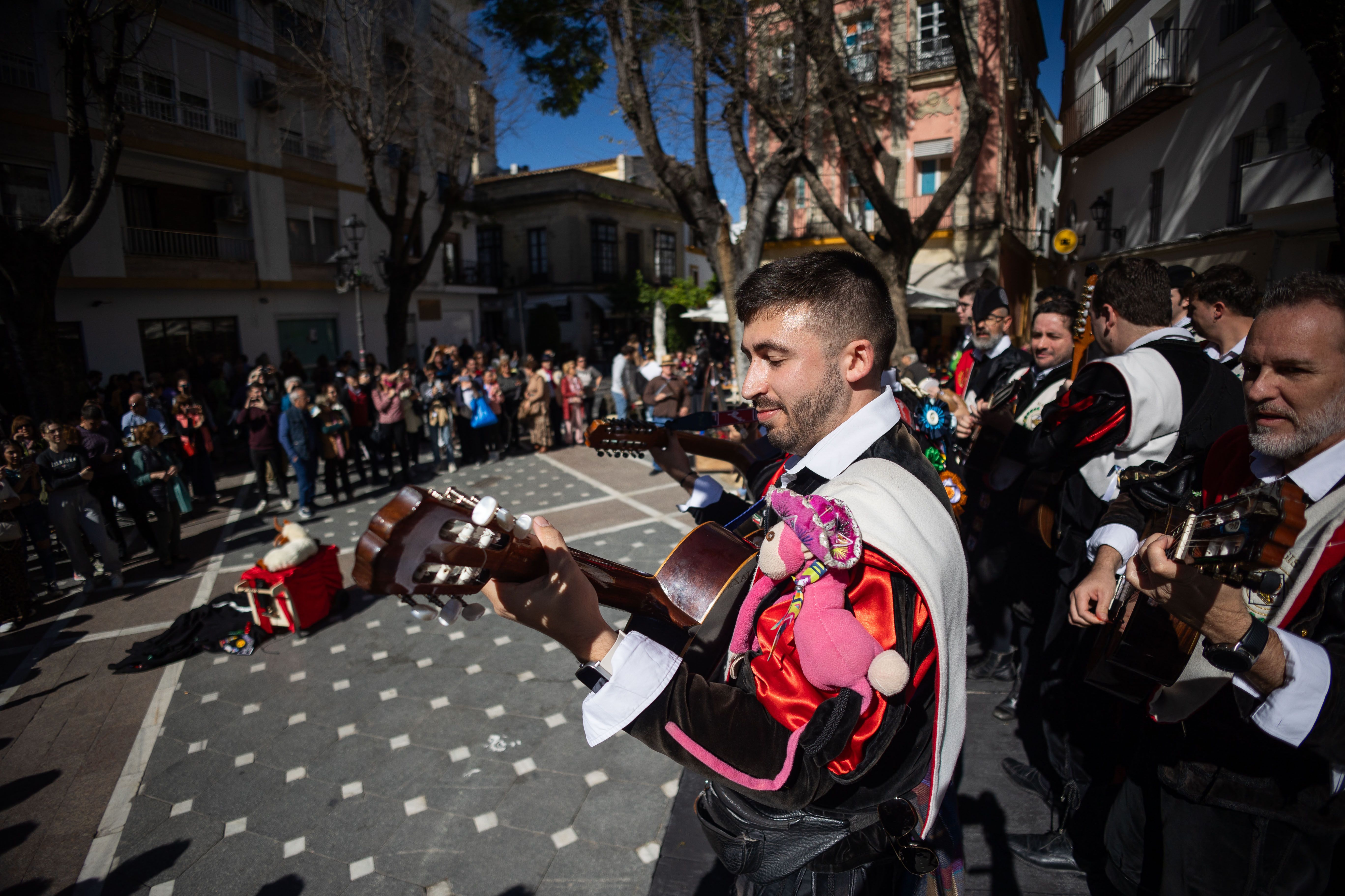 Las imágenes del pasacalle de Tunas en el centro de Jerez