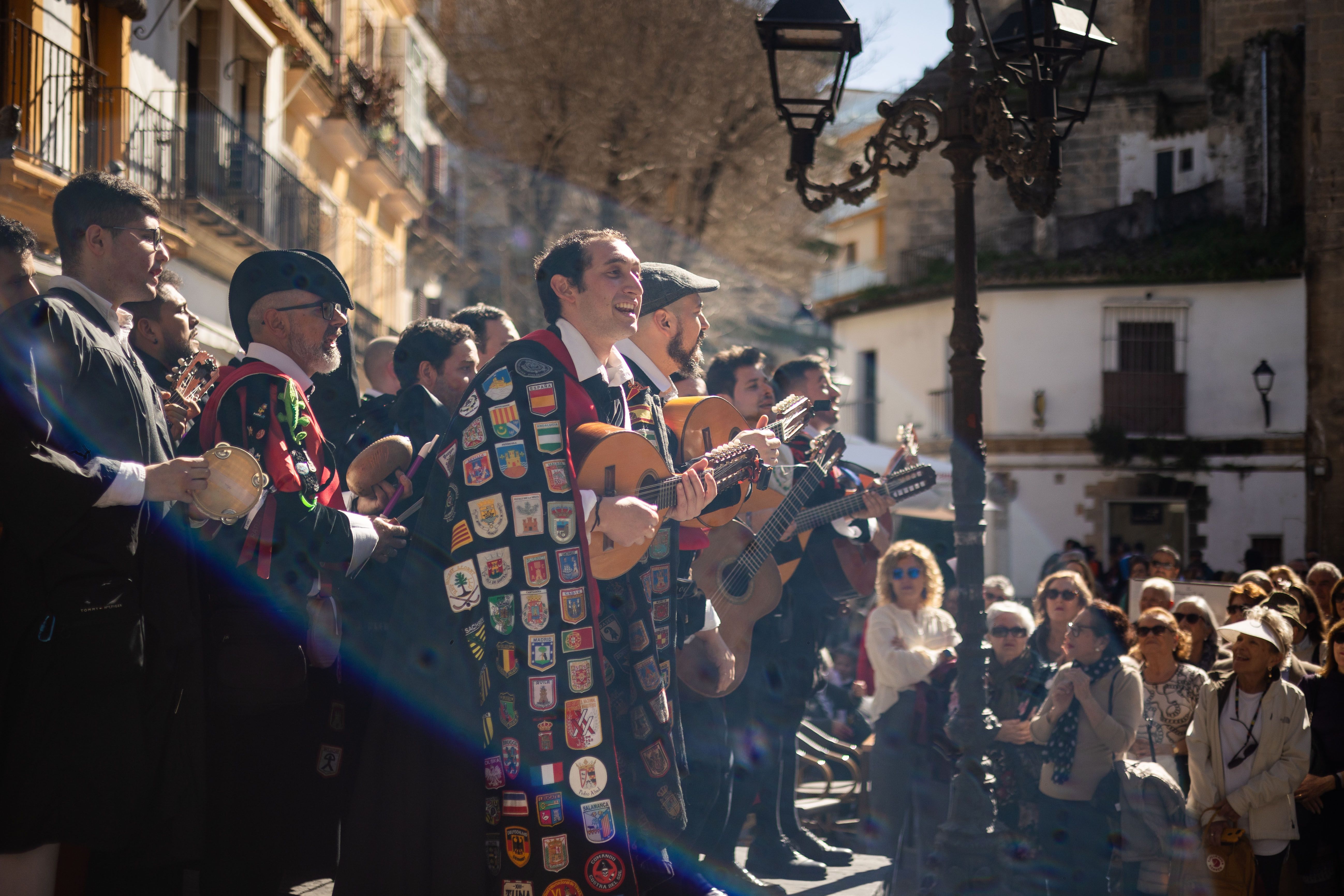 Las imágenes del pasacalle de Tunas en el centro de Jerez