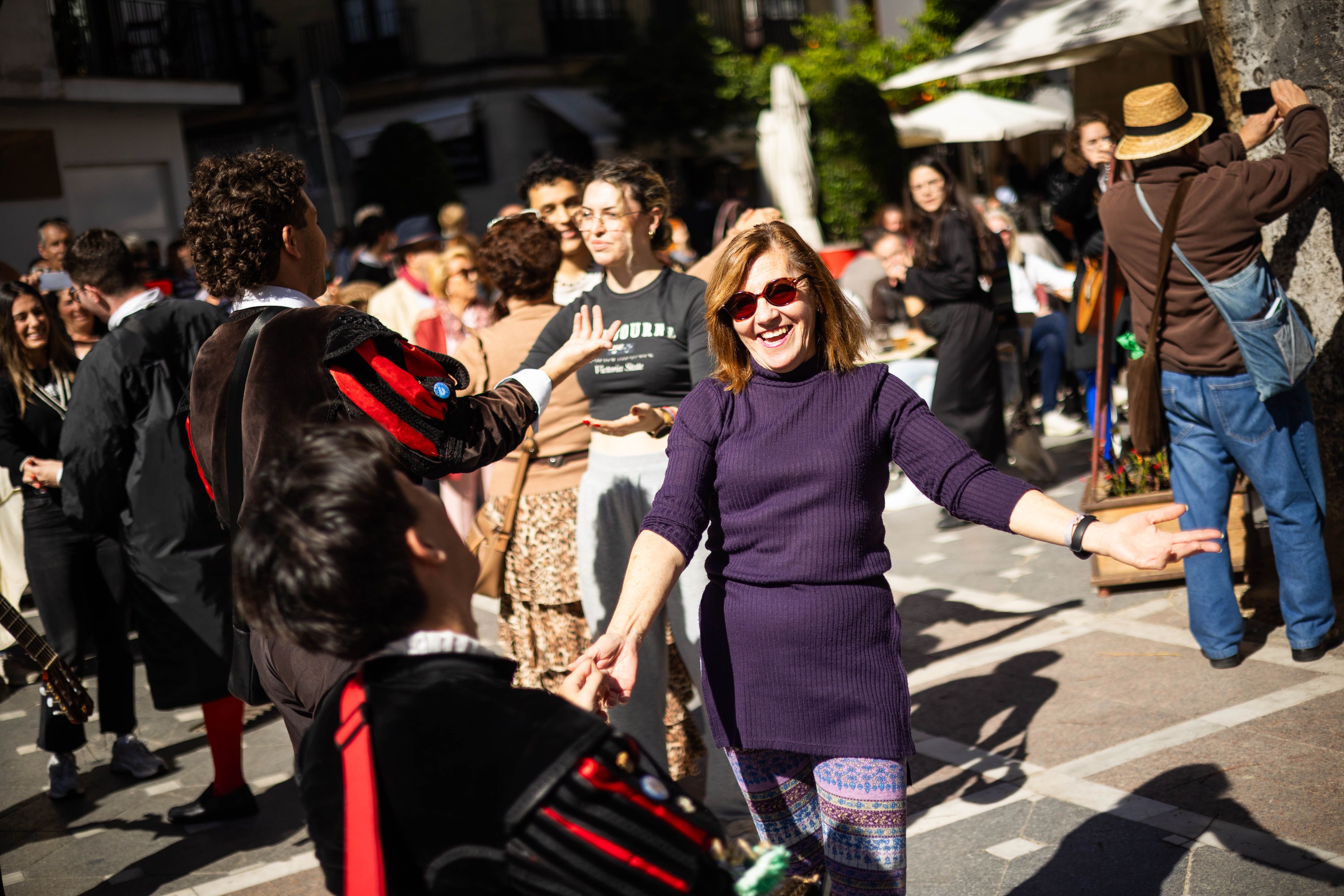 Las imágenes del pasacalle de Tunas en el centro de Jerez