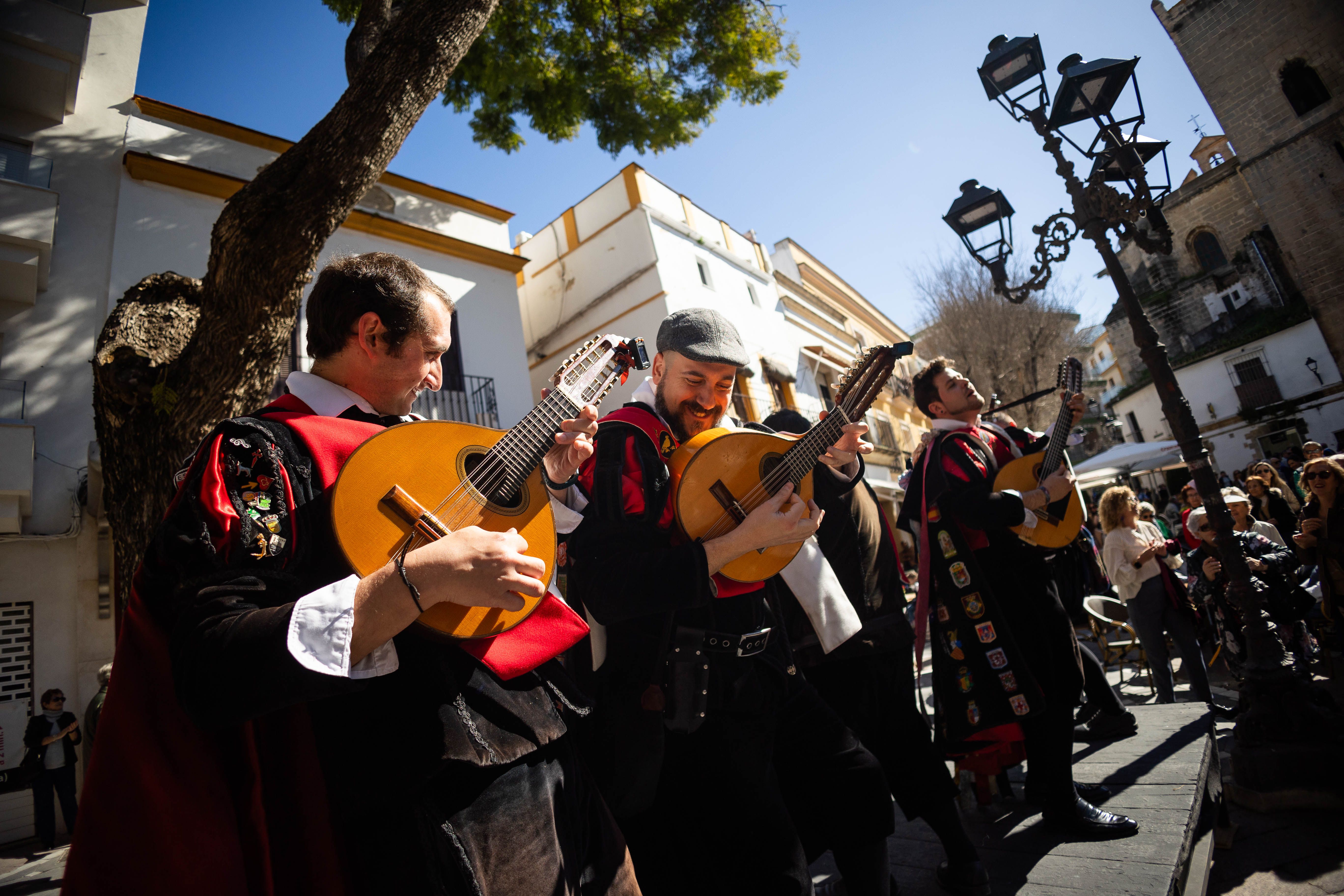 Las imágenes del pasacalle de Tunas en el centro de Jerez.