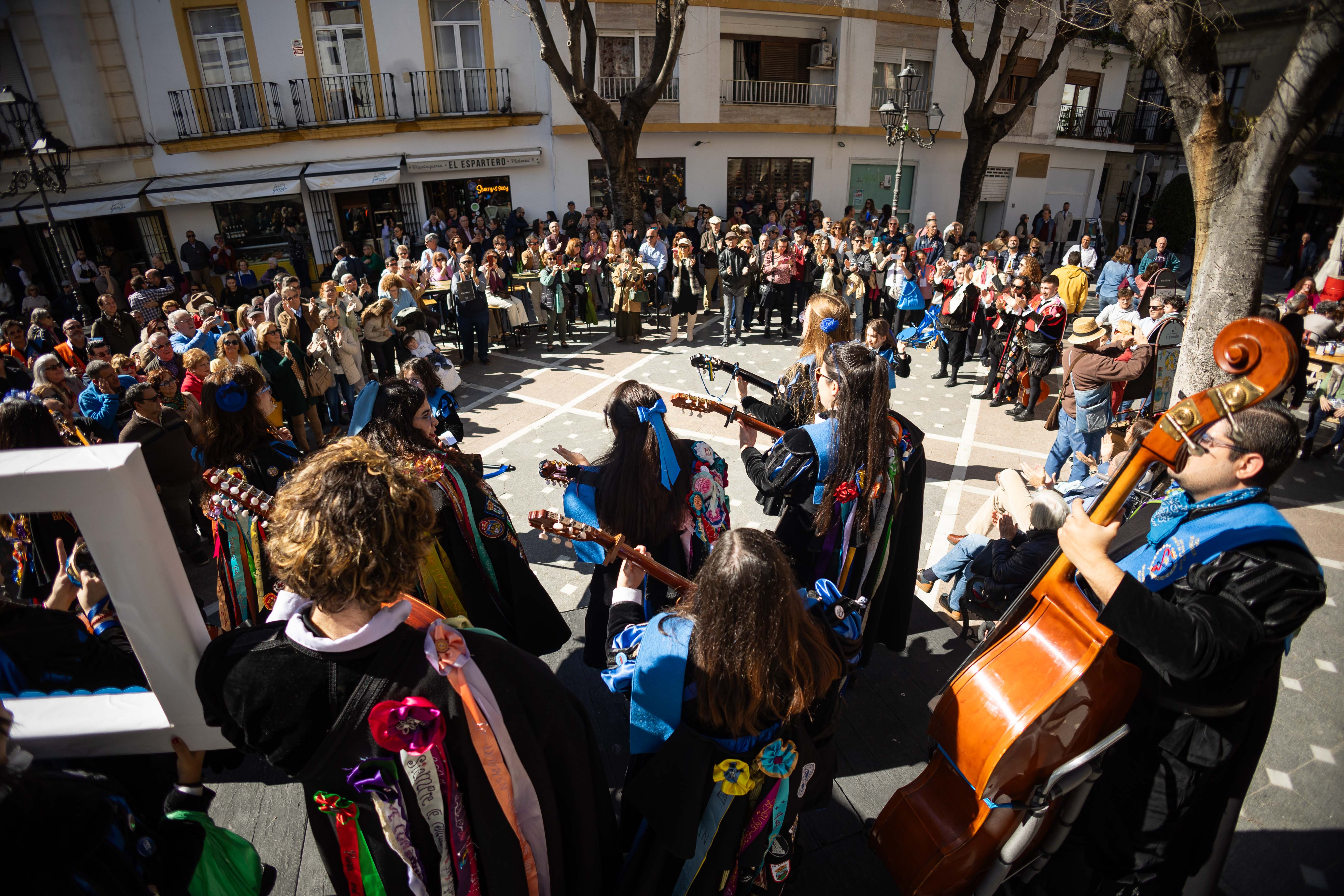 Las imágenes del pasacalle de Tunas en el centro de Jerez
