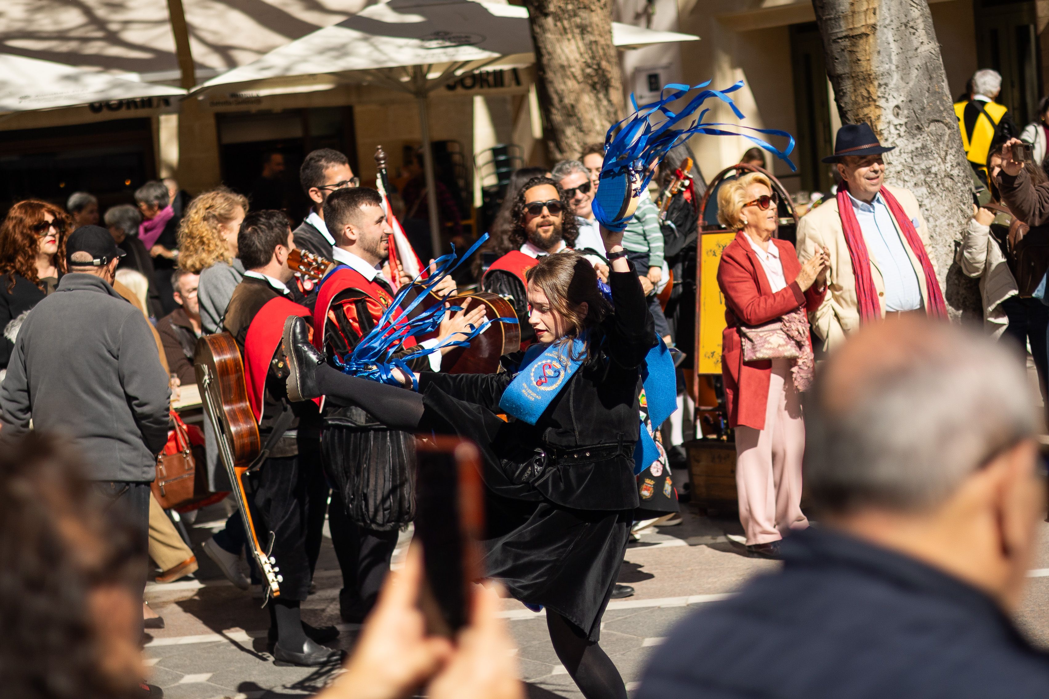 Las imágenes del pasacalle de Tunas en el centro de Jerez